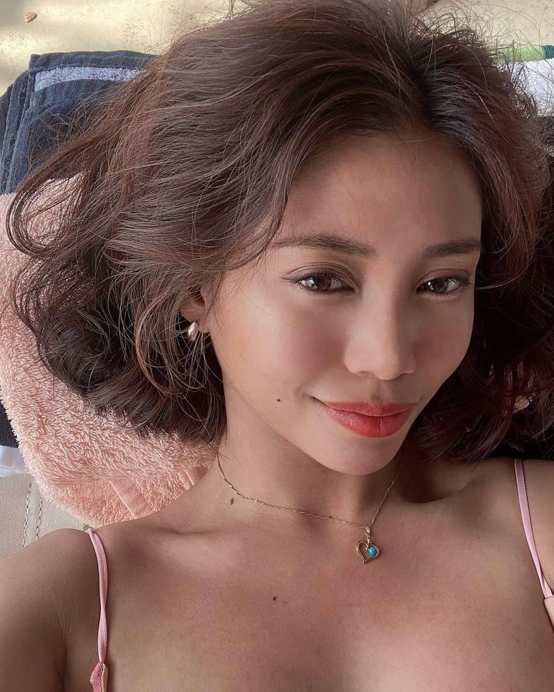 安部ニコルのインスタグラム：「ギャル時代ぶり？にお肌焼きました😀🏝 顔眩しそう笑笑  #Philippines  #海 #beach  #フィリピン  #フィリピン生活  #バタンガス  #batangas  #ronherman  #tw」