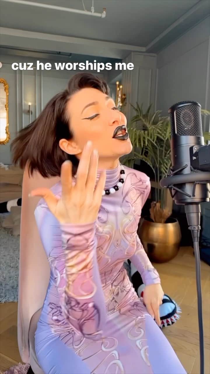 カーミンのインスタグラム：「what’s ur fav track on THE MUSE so far? 💜✨」