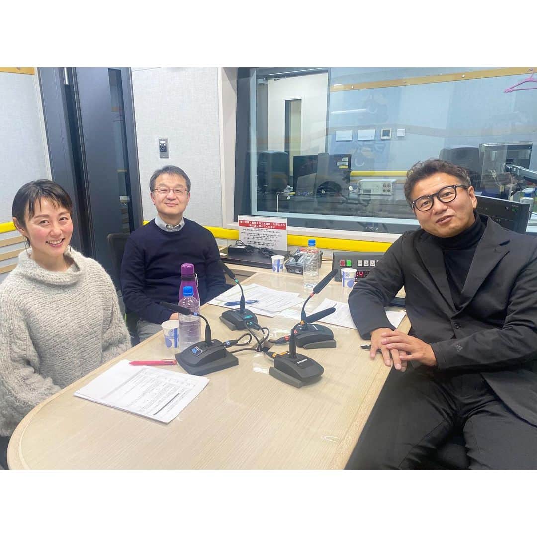 新井麻希のインスタグラム：「* 『武智幸徳のピッチの空耳』 毎月第3、第4月曜夜6時～放送です😊  番組は、放送2年目に突入しました！ 第25回は2月20日（月）このあと18時からです！  今回は、公益社団法人日本プロサッカーリーグ、Jリーグのチェアマン、野々村芳和さんをお迎えします。  野々村さんは1972年、静岡県のご出身。 清水東高校から慶応義塾大学を経て、1995年にジェフユナイテッド市原（現在のジェフユナイテッド千葉）に入団。2000年にコンサドーレ札幌（現在の北海道コンサドーレ札幌）に移籍すると、チームのJ2優勝に貢献。 2001年シーズンをもって現役を引退し、その後はコンサドーレのチームアドバイザーやサッカー解説を務め、全国各地でサッカースクールも展開。 2013年に株式会社コンサドーレの代表取締役社長に就任し、様々な改革を行ってクラブをJ1に定着させます。昨年３月からはJリーグの第６代チェアマンに就任。Jリーグの選手としてプレーした初めてのチェアマンとなりました。  今回のテーマは 「Jリーグ30周年記念、ズバリ野々村チェアマンに聞く」。  Jリーグは今年30周年を迎え、野々村チェアマンは「全国60のクラブがそれぞれの地域で輝く」「トップ層のクラブがナショナル（グローバル）コンテンツとして輝く」ことを目指していくと明言します。一見、相反する成長戦略に見えますが、その意図とは？  元Jリーガーとして初めてチェアマンになった野々村さんならではの経験と発想で描く『Jリーグの未来図』に迫ります。  ↑プロフィール以降、番組HPより拝借致しました😊🙏  是非お聞きください⚽️📻  #ピッチの空耳 #ラジオNIKKEI」