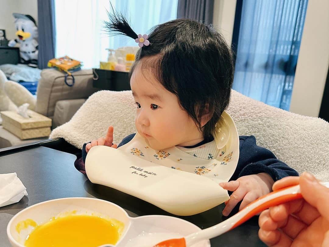 川崎美海さんのインスタグラム写真 - (川崎美海Instagram)「子供の成長てホント早いですね👶✨ もうあと4日で半年。 だんだん赤ちゃんから子供になって来ました。 髪の毛…多い…笑 ドライヤー嫌いなうちの子。 いつも乾かすの大変ww  何にしろ、うちの子長い…笑 流石パパの子。身長高いw 大きくなりそうな予感w  お腹にいる時から足長くて、 お父さんは外人さんですか？って言われてたwww  よく食べるし、よく寝るし、 良い子だ👶♪  最近お昼寝短くなって来てママ ちょと大変だけどね(笑) 寝返りゴロンゴロンも大変ww  ほぼ家にこもってるから 私はちょとヒステリックになりがち… そんな私をいつも見捨てないで、 優しく寄り添ってくれる旦那様。いつも感謝です。 たまに海とか広い所に行くの必要だなって思った まー正直いうと早く野球⚾️見に行きたい。　笑  でもどんな時もまや姫の笑顔見てるとホント幸せ感じるっ  まや姫育ててるのは、ママパパだけど、 ママパパを育ててくれてるのはまや姫なんだなって凄く感じる。  家族ていいよね。ホント。 歩き始めるのなんてすぐなんだろーな〜  早く娘とお話ししたい❤︎ それが今1番の楽しみですっ！  #赤ちゃんのいる生活  #赤ちゃんのいる暮らし  #5ヶ月 #5ヶ月ベビー  #ベビー #baby #赤ちゃん  #女の子ベビー #女の子ママ  #6ヶ月ベビー #育児 #育児日記」2月20日 16時32分 - kawasaki.myu