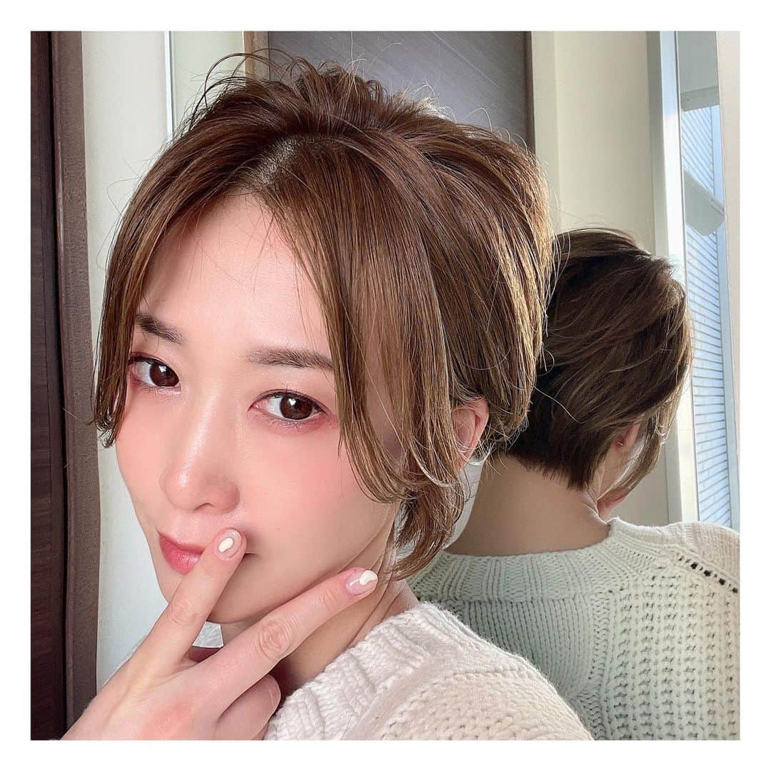 龍真咲のインスタグラム：「切ったら切ったでもう少しいきたくなり切っちゃった✂️  #天使の羽バング  良い仕事してくれる #ハンサムショート  宝塚ぶりのショート、頭軽っ😆  春が近付くと色々試したくなるよねっ コスメも春色も気になるところ⤴︎  それより… 昨日運転してたら交通安全の御守りがちぎれた🥲 身代わりということにして深く考えないでおこう。。。 守ってくれてありがとう！！  @be_story_official  オンライン記事もチェックしてね😊」