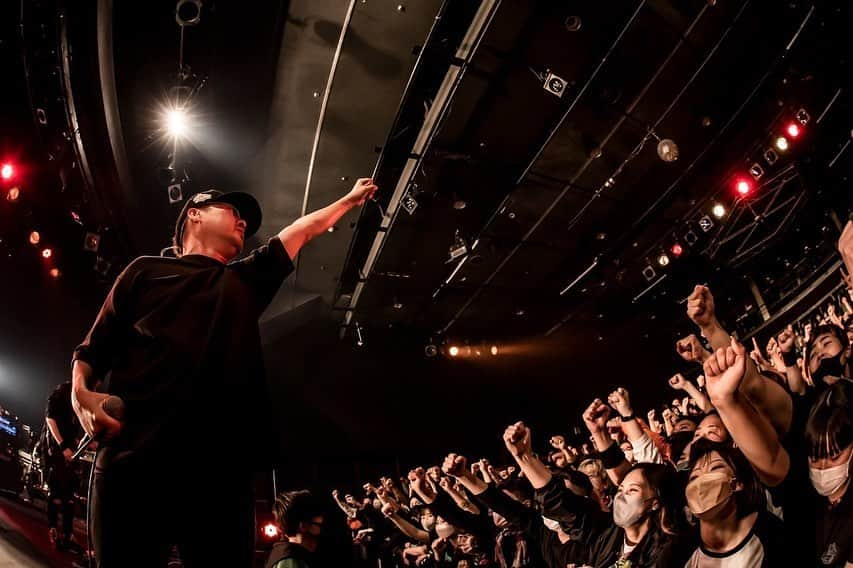 SATOSHIのインスタグラム：「CAFFEINE BOMB TOUR2023@名古屋ダイヤモンドホール  会場全体の熱量がヤバかった。まさしくLIVEだった。  MOPPYが守り続け、そして攻め続けた歴史ここにあり。 20周年おめでとうございます。 ありがとうございます。  これからもよろしくお願いします。  次は仙台。  photo by @hayachinphoto  #山嵐 #名古屋ダイヤモンドホール #caffeinebomb  #caffeinebomb20thanniversary」