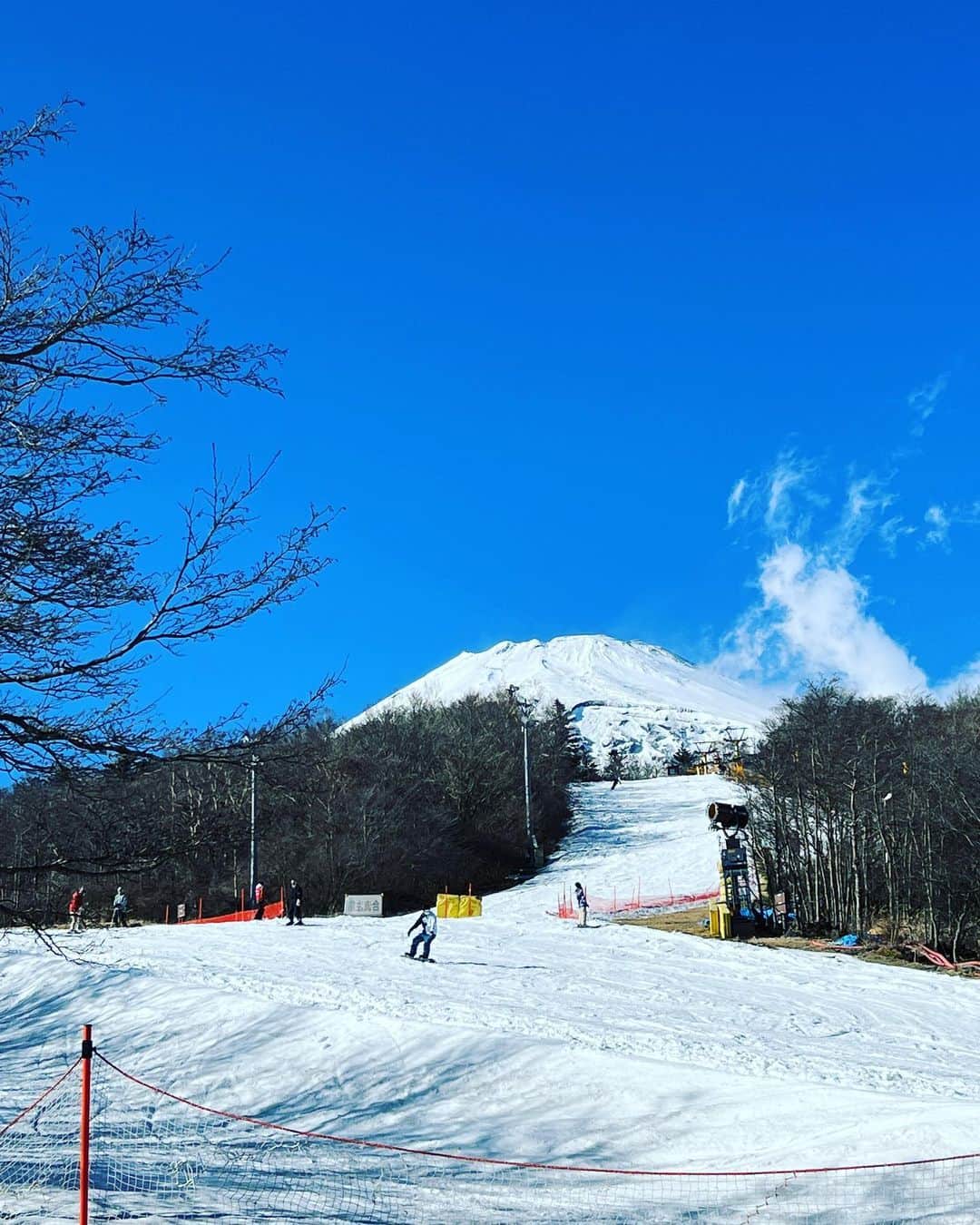 ピカ子のインスタグラム：「富士山二合目。 都内から最も近いスキー場⛷」