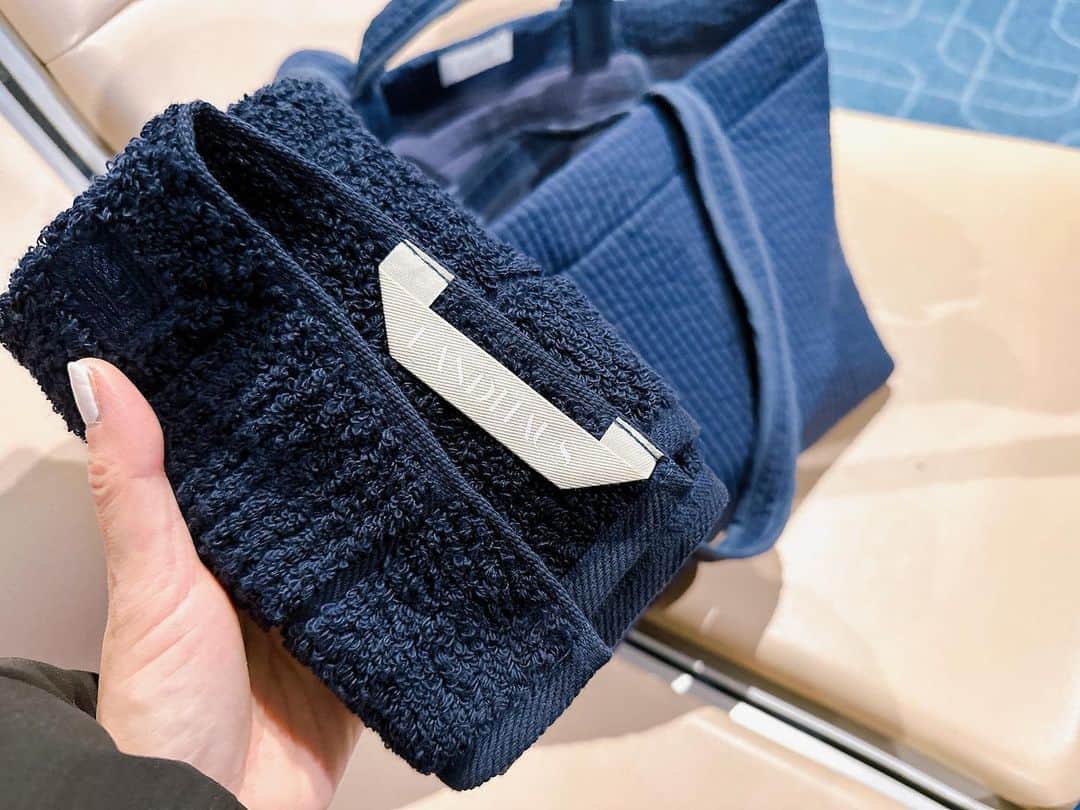 東原亜希さんのインスタグラム写真 - (東原亜希Instagram)「@yuri_arai のモノづくりにはものすごい信頼をおいておりますが、タオルもやはり、、、  最高でしたわ、、、🥹😮‍💨  6人家族、全員が大きいバスタオル使うともう洗濯が本当に大変なんだけど、 @landhaus.official のスモール バスタオルは本当にベストサイズ🙌今のバスタオルはまだ1年経ってないので次の買い替えで絶対全部ここのタオルに買い替え決定。  使ってもう1ヶ月弱。何度洗ってもふわふわだし、ホコリつかないし、このハンドタオルも最高🤝旅行でも大活躍!!!!!やっぱり、裏切らんわ〜❤️」2月20日 17時03分 - akihigashihara