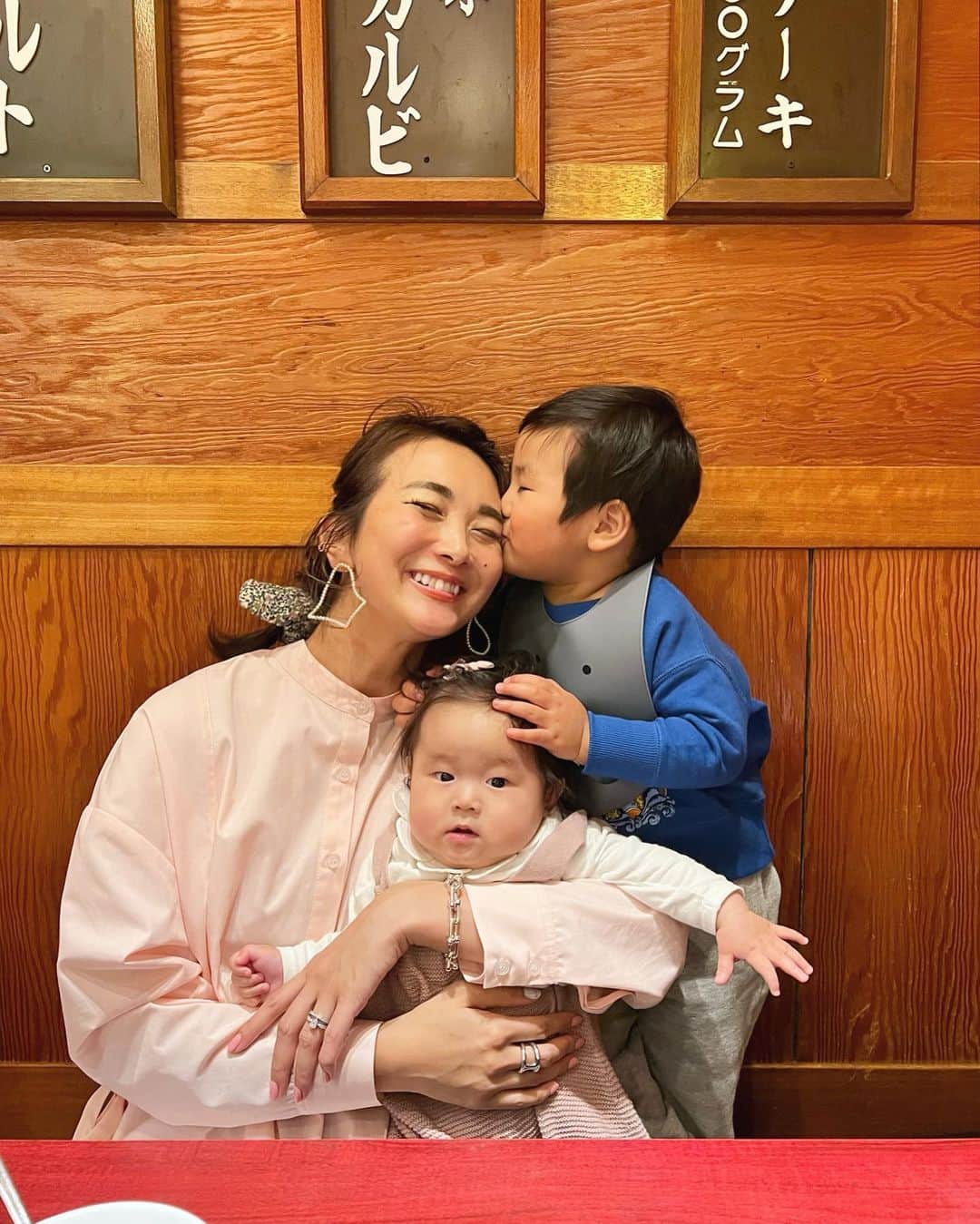 Mai Wakimizuのインスタグラム：「昨晩の焼肉屋さんでの日常ショット♡いつもこんな感じで主役は息子♡笑 連写しても見事に全部違う顔してる。笑(ほぼ変顔)ナチュラルな家族写真で嬉しい＼(^o^)／ #家族写真#2歳7ヶ月#生後6ヶ月#男の子ママ#女の子ママ#兄妹#2歳差育児」