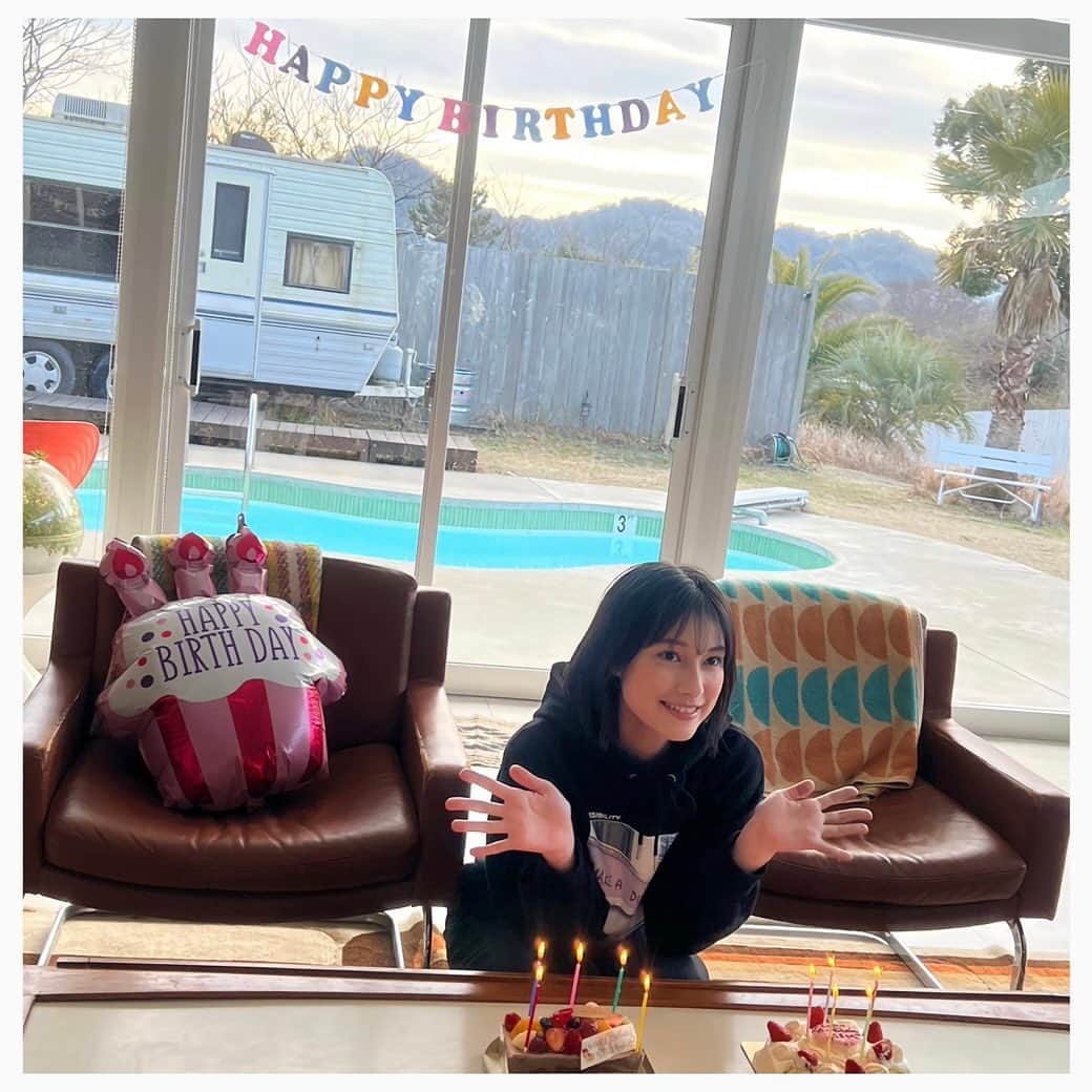 玉田志織さんのインスタグラム写真 - (玉田志織Instagram)「． 21歳なりました^ ^  素敵なご報告ができるよう、 一生懸命に頑張りますので、 応援して頂けたら嬉しいです✨  撮影終わりにサプライズで お祝いして頂きました🫶」2月20日 17時13分 - tamada_shiori_official