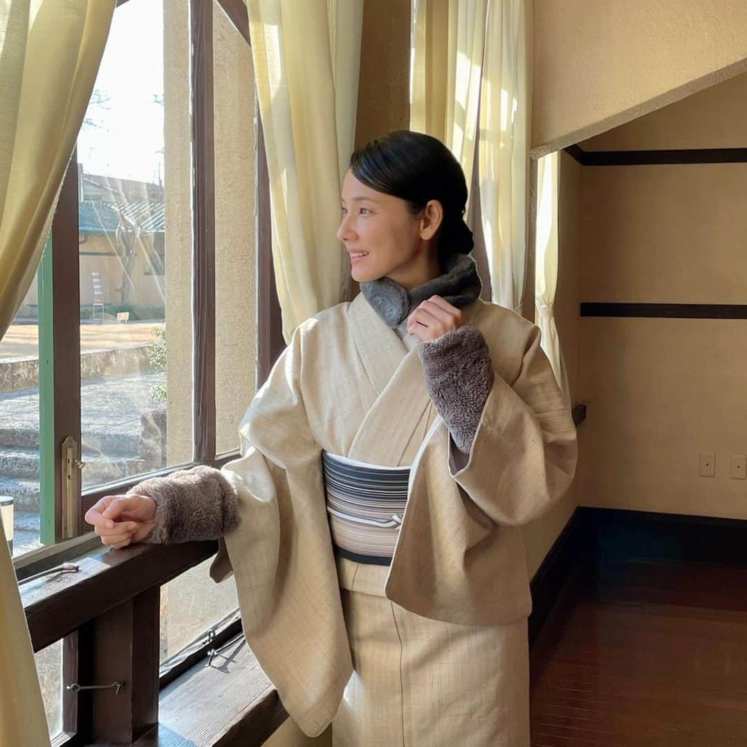 吉田羊さんのインスタグラム写真 - (吉田羊Instagram)「本日発売「美しいキモノ」春号。 今回は「かっこいい紬」特集。 カジュアルな印象の紬も、 作家性や伝統柄、 帯との組み合わせでぐんと格が上がります。  上品でかっこいいのに気さく。 紬の懐の深さを実感する、 今回はそんな撮影でした。  "Utsukushii Kimono" spring issue, released today. Shooting in kimono is extremely fun!! I love kimonos, and I love coordinating kimonos!  #今日の現場では #梅が咲いてた #明日はまた #寒いってよ」2月20日 17時21分 - yoshidayoh_official