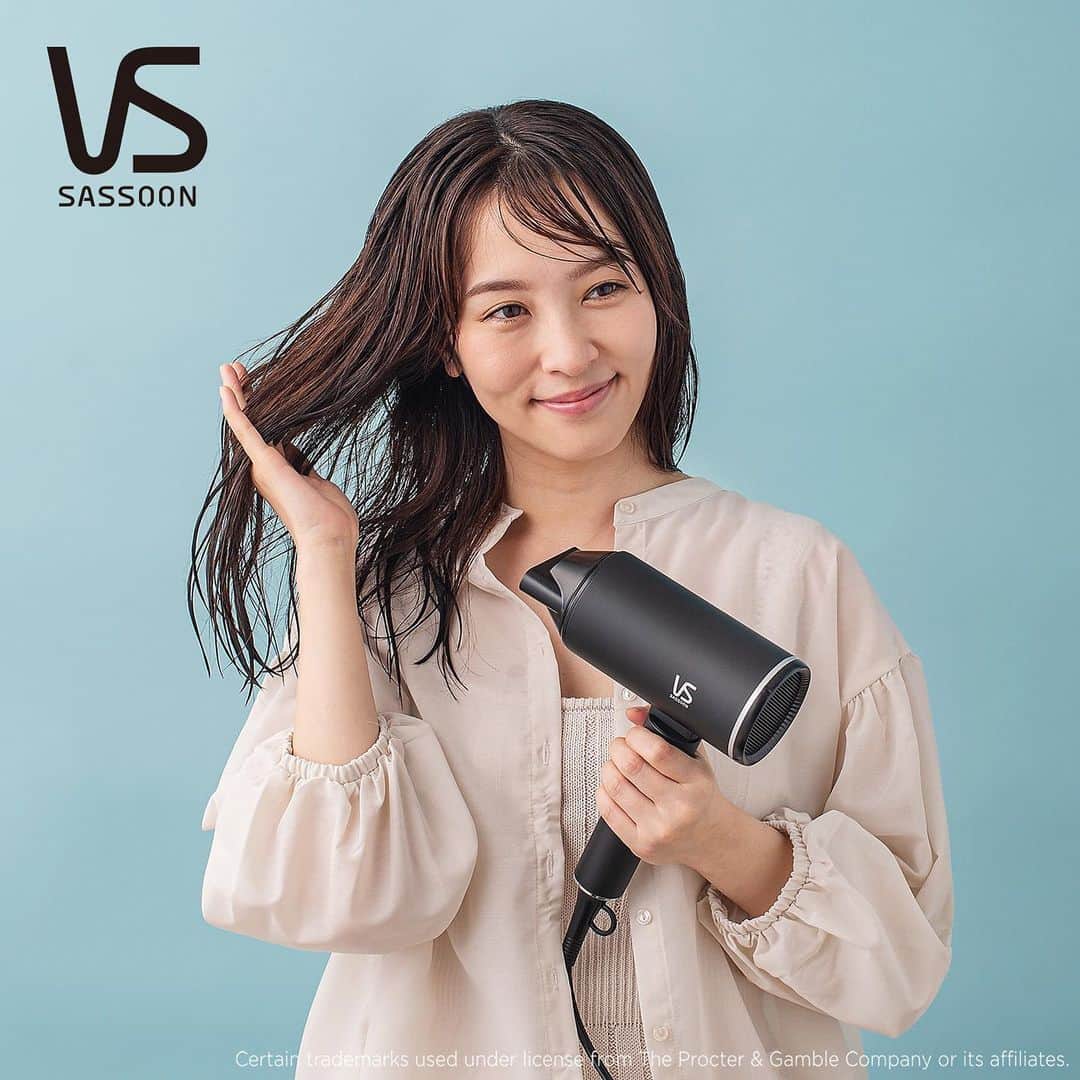 ヴィダルサスーン・ヘアアイロン【公式】のインスタグラム：「コンパクトな見た目ですが、大風量(約2.0㎥/分)で素早く髪を乾かします。シンプルなデザインはプレゼントにもおすすめ。 . ご購入はコイズミオンラインショップ ( https://www.koizumi-onlineshop.jp/c/beauty ) または全国の家電量販店で。 . マイナスイオンドライヤー 品番：VSD-1241/KJ .  ●風量設定：2段階●マイナスイオン●サイズ：【使用時】約182(W)×73(D)×285(H)mm 【折りたたみ時】約247(W)×73(D)×131(H)mm●質量：約570g●付属品：集風器 . #vidalsassoon #ヴィダルサスーン　#ドライヤー #ヘアドライヤー #艶髪 #シンプルデザイン #コンパクト #ヘアスタイル #ヘアスタイリング #ヘアアレンジ #美容家電」