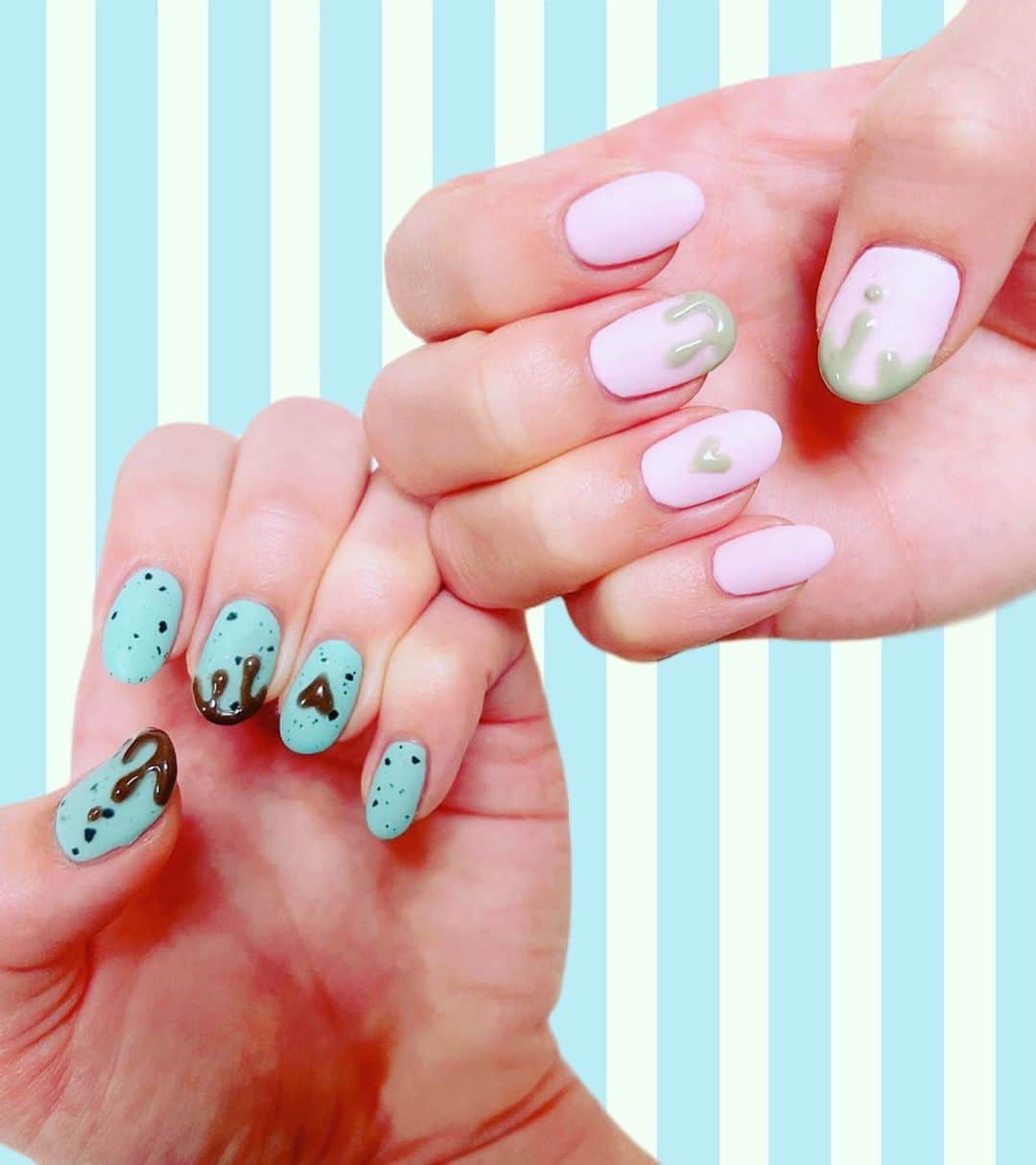 冨手麻妙のインスタグラム：「New Nail💅💙🍫💓  チョコミントと抹茶ストロベリー😂❤️🍓🍵🍫💚💙  ちなみにチョコミントは見た目好きだけど味は全然好きじゃないし抹茶は好きだけど苺はアレルギーで食べれません😂😂😂  どう考えてもバレンタインに載せるべきネイルだけど完全にタイミング逃した❤️‍🔥  @naileye.pasha さんで💅  いつもありがとうございます💓  #ネイル #ネイルデザイン #nail #nails #naildesign #nailart #ジェルネイル #バレンタインネイル #チョコネイル #チョコミント #チョコミントネイル #抹茶ネイル #ストロベリーネイル」