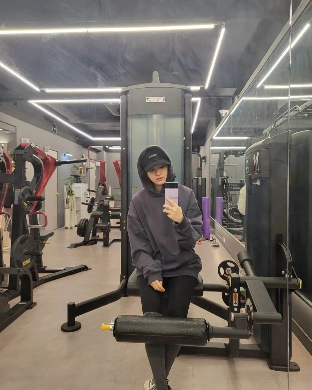 コ・ボギョルのインスタグラム：「소파 드는 거 정도는 거뜬하죠 💪 이번 주도 화이팅👍  (일주일 근육통은 비밀🤣)」