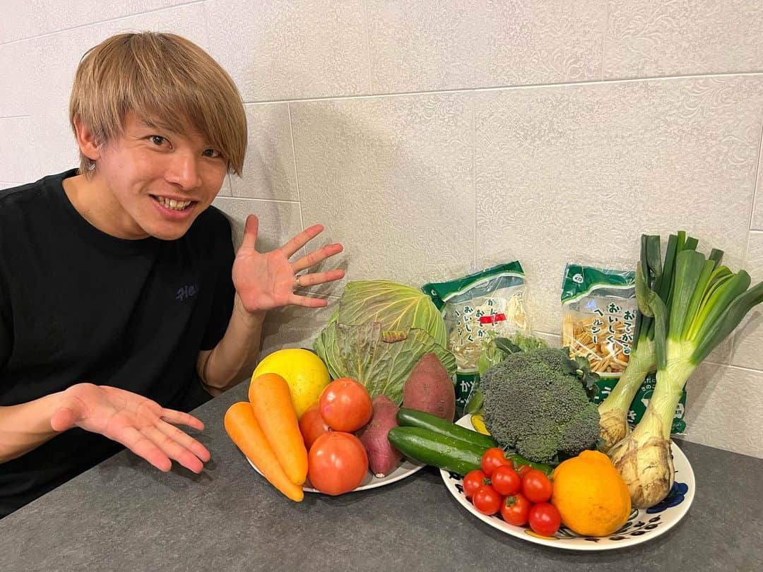 荒木大吾のインスタグラム：「Farmer's Base Fukuoka @santa3272 さんから野菜果物ボックス届きました！  たくさん食べて良いコンディション作りしたいと思います！  #アスリートと作る旬の野菜果物ボックス #笑顔必ず人を変える #プロアスリート事業 #野菜でアスリートを変える #野菜で日本を元気に #野菜でアスリートに元気を #サカママ  #京都サンガ」