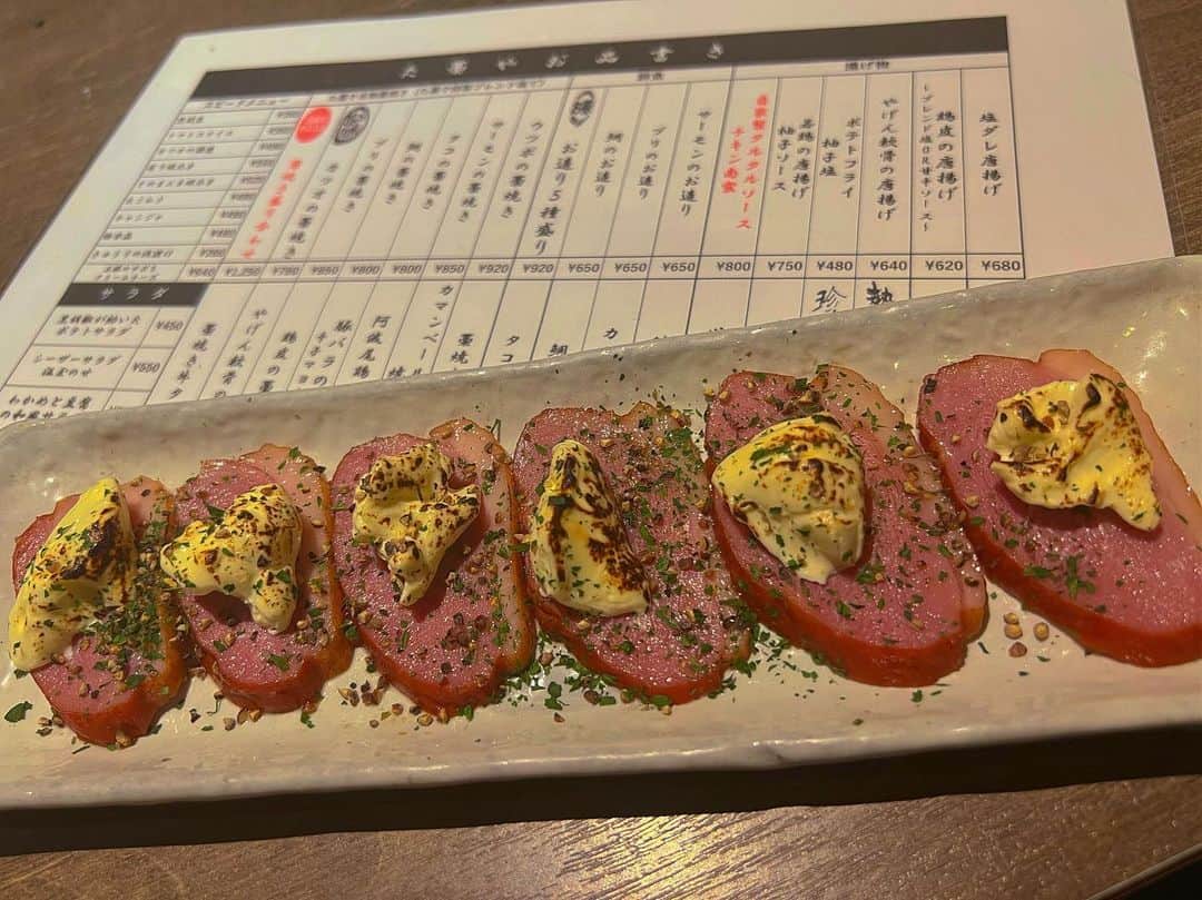 ちっちり姫路店のインスタグラム：「こんばんは🌝た藁や姫路店です🌼*･  今回は、、、 " 🧀合鴨ロースチーズ炙り🧀"の紹介です◡̈⃝︎⋆︎*  見るからに美味そう🤤🤤 合鴨ロースだけでも美味しいのに、その上にチーズ🧀♥ いや、もぅ美味い😫🤎 チーズ好きにはたまらない、、🙋‍♀️ コースにも入ってるので是非·͜· ♡  ご注文お願いします🙏  ....................................................  #姫路#姫路駅#居酒屋#個室#個室居酒屋#掘りごたつ#合鴨#ロース#ハム#チーズ#🧀#チーズしか勝たん🔥 #チーズ好き集まれ#ハッピーアワー#お酒#飲み#飲み放題#周年祭#酒好き集まれ#カツオ#藁焼き#藁#魚#酒しかかたん  ....................................................」