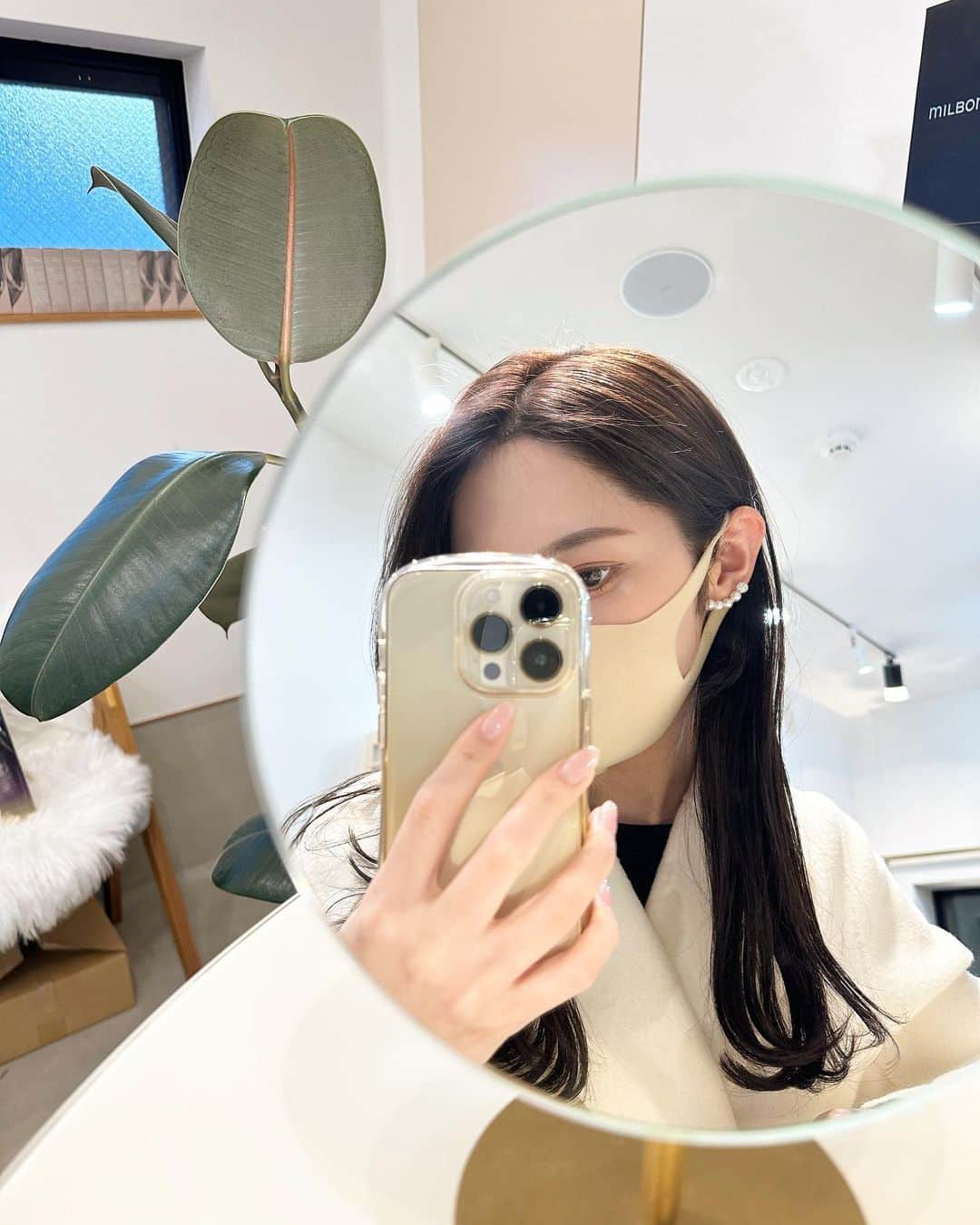 岸本沙季のインスタグラム：「癒しの時間💆🏻‍♀️🫧 ピアス可愛くてお気に入り。」