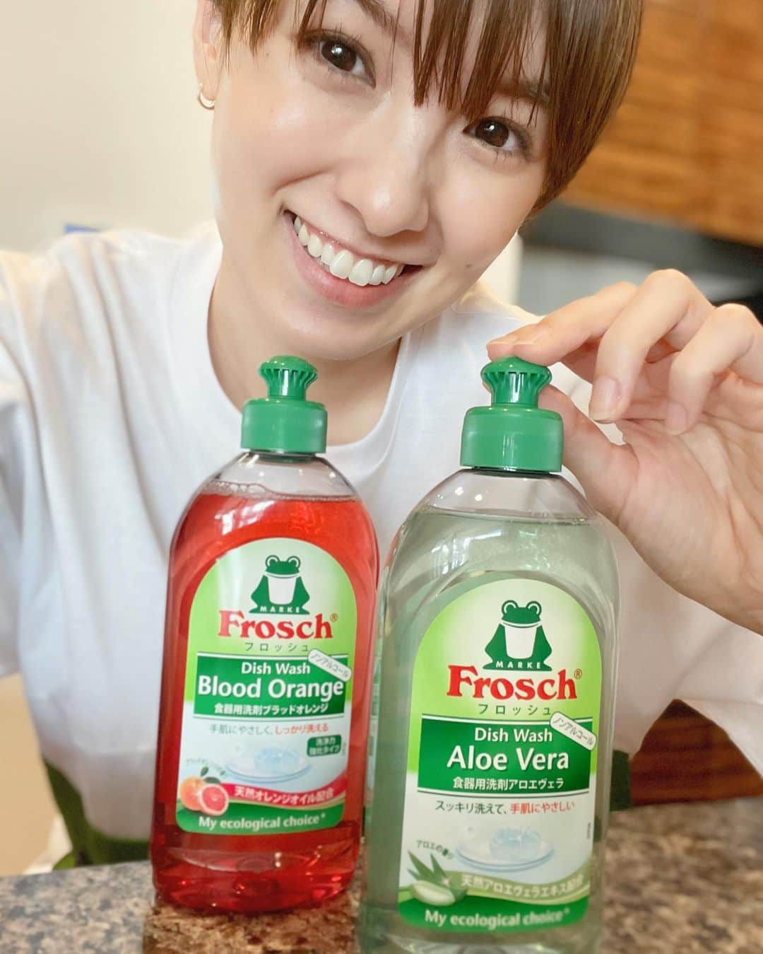 南明奈さんのインスタグラム写真 - (南明奈Instagram)「フロッシュの洗剤を使ってみたよ☺️ 手肌に優しく、自然にも優しい✨ パッケージも可愛いからそのまま置いといてもいいよね🐸✨  そんなフロッシュ®︎では、 #フロッシュ手荒れ予防の新習慣 というキャンペーンを実施しているそうです☺   🙌キャンペーンについて🙌 手肌にやさしいフロッシュ®食器用洗剤による、デジタル上で参加できるキャンペーンです。デジタルスクラッチで「あたり画面」が表示された５名様へ、フロッシュ®食器用洗剤2種(アロエヴェラ＆ブラッドオレンジ(各300ml))とPanasonic スチーマーナノケアをプレゼントします✨ 更に、Twitterでダブルチャンスキャンペーンに参加された方の中から抽選で30名様にフロッシュ®食器用洗剤 「リーフスポンジギフトセット」をプレゼントします🎁   ⏰期間：2023年2月16日～3月16日   詳しくは、フロッシュ®のInstagram（　@frosch.jp）をチェックしてみてね！   #フロッシュ #frosch #sponsored #pr」2月20日 18時27分 - akinaminami