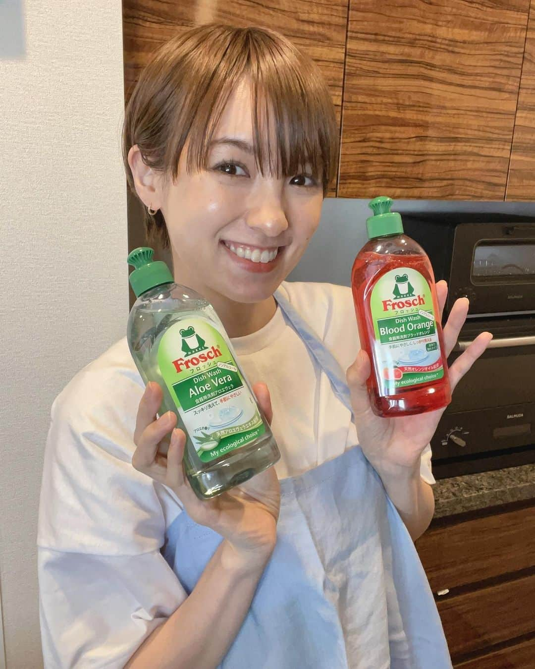 南明奈さんのインスタグラム写真 - (南明奈Instagram)「フロッシュの洗剤を使ってみたよ☺️ 手肌に優しく、自然にも優しい✨ パッケージも可愛いからそのまま置いといてもいいよね🐸✨  そんなフロッシュ®︎では、 #フロッシュ手荒れ予防の新習慣 というキャンペーンを実施しているそうです☺   🙌キャンペーンについて🙌 手肌にやさしいフロッシュ®食器用洗剤による、デジタル上で参加できるキャンペーンです。デジタルスクラッチで「あたり画面」が表示された５名様へ、フロッシュ®食器用洗剤2種(アロエヴェラ＆ブラッドオレンジ(各300ml))とPanasonic スチーマーナノケアをプレゼントします✨ 更に、Twitterでダブルチャンスキャンペーンに参加された方の中から抽選で30名様にフロッシュ®食器用洗剤 「リーフスポンジギフトセット」をプレゼントします🎁   ⏰期間：2023年2月16日～3月16日   詳しくは、フロッシュ®のInstagram（　@frosch.jp）をチェックしてみてね！   #フロッシュ #frosch #sponsored #pr」2月20日 18時27分 - akinaminami