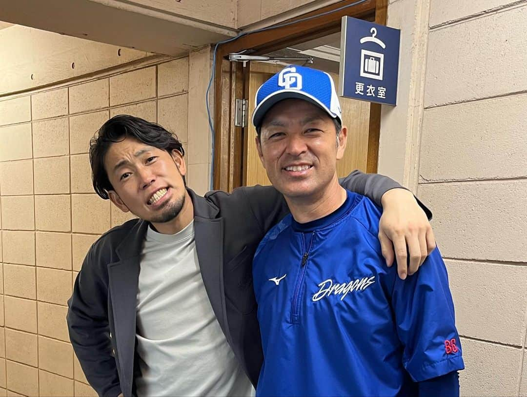 藤井淳志のインスタグラム：「キャンプレポート④ コーチ達😁 上田さんおかえり🤣 小田さん兼任ブルペンキャッチャーお疲れ様です🤣 山井さんお疲れモード🤣 久々に会えて良かったっす😁 #藤井淳志#中日ドラゴンズ#上田佳範#小田幸平#山井大介#コーチ業お疲れ様です#選手と同じぐらいハードで尊敬する#みんな元気そうで良かった」