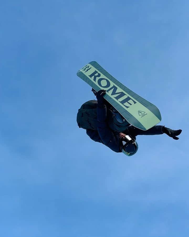 ステール・サンドベックのインスタグラム：「🦇 #AllWaysDown  @romesnowboards」