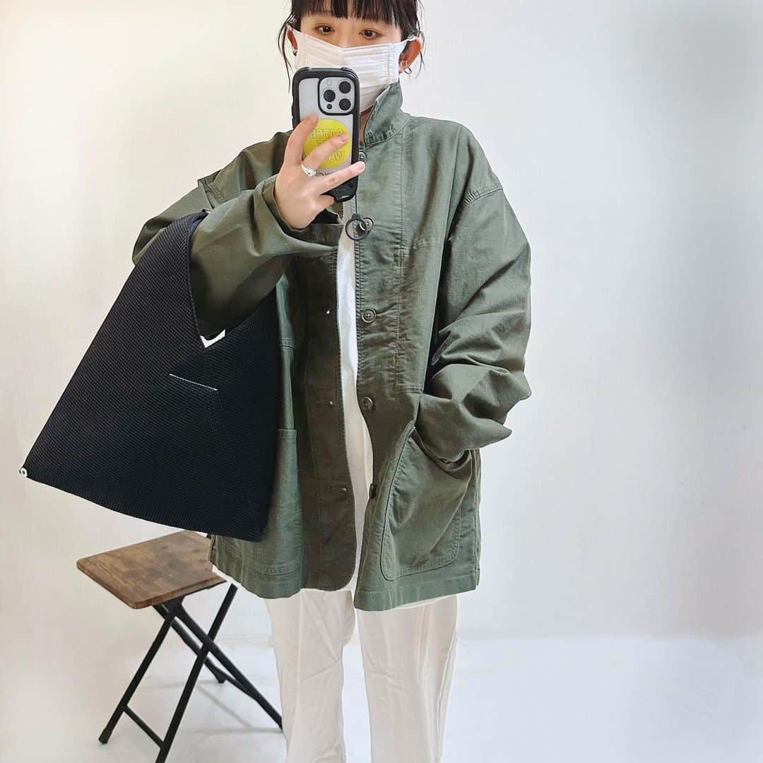 のインスタグラム：「* . . 値下げされたサテンパンツをユニクロ買いに行ったら ジャケット(これも値下げしてた)も買ってしまいました🕺 これぞれいわゆる #オールユニクロ . とにかく花粉がすごいー🤧 . . outer, jacket, pants #uniqlo #ユニクロ bag #mm6maisonmargiela . *」