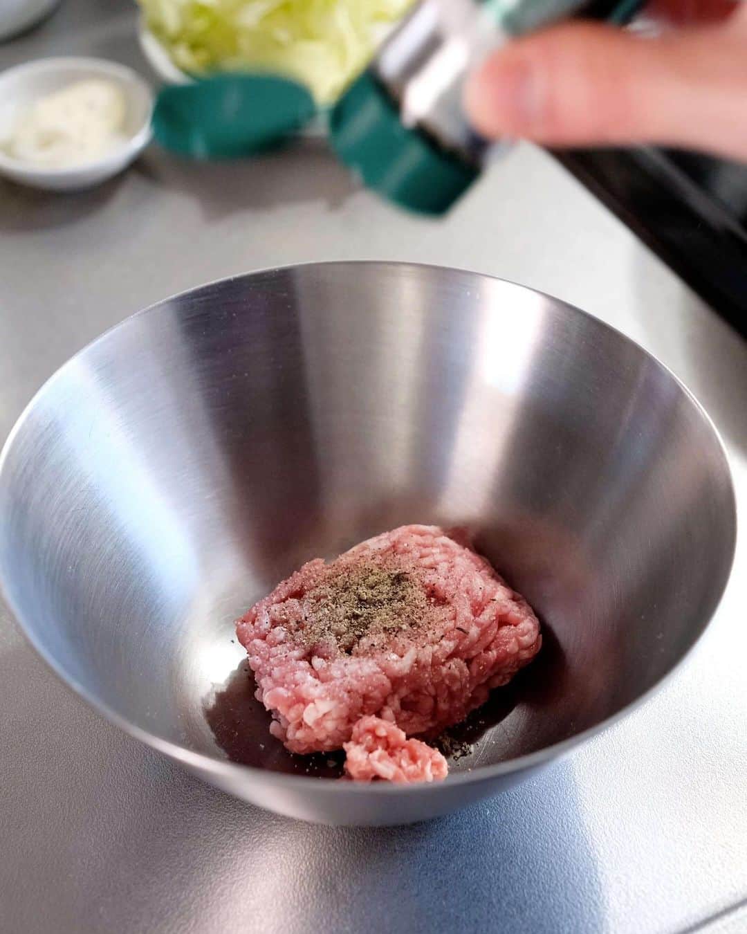 Ryogoさんのインスタグラム写真 - (RyogoInstagram)「🍝 噛めば噛むほど旨い豚ひき肉とキャベツのパスタ。 ⁡ お肉の香ばしさとハーブの香りが相まってやみつきになる簡単で旨いやつ🤤 ⁡ いつもと雰囲気を変えたパスタを食べたいときにもってこい。 ⁡ -——————————— ⁡ ✱ 今日のパスタ 『豚ひき肉とキャベツのパスタ』 ⁡ ⋈ 材料(1人前) パスタ　80g 豚ひき肉　80g キャベツ　50g にんにく(薄切り)  1かけ オリーブオイル　大さじ1 鷹の爪　適量 ☆セージ　適量 ☆ブラックペッパー　適量 ☆塩　適量 ⁡ ⋈ 作り方 1. ボウルに豚ひき肉と☆を入れてよく混ぜ合わせておきます。→★ 2. フライパンにオリーブオイルとにんにくを入れ弱火で加熱し、きつね色になったら別皿に取り出します。 3. 沸騰したお湯の中に塩を入れてパスタを茹で始めます。 4. オイルだけになったフライパンに★を入れて片面に焼き目がついたら、ひっくり返してキャベツと鷹の爪を加え一緒に加熱します。 5. 両面焼き色がついたら粗めにほぐしにんにくを戻し入れ、茹で汁（お玉1/2~1杯程度）を加えてソースを整えます。 6. 茹で上がったパスタをフライパンに加えて全体を混ぜ合わせます。 7. お皿に盛り付けたら、仕上げにブラックペッパーをトッピングして完成です。 ⁡ ⋈ 詳しくはHPでご紹介 https://binanpasta.com/mincedporkcabbagepasta/ *プロフィール(@binanpasta )からアクセスできます。 ⁡ ✱「BINANPASTAのレシピを参考に作ったよ」という方は、ぜひ @binanpasta をタグ付けして写真を投稿してくださいね♪ ⁡ -——————————— ⁡ ▹YouTube 2チャンネルあります。チャンネル登録してね🍳 ・まかない食堂 ・BINANPASTA ⁡ ▹レシピサイト(BINANPASTA) 約700種類のパスタレシピを無料で公開しています🍝 *プロフィール(@binanpasta )からも飛べます。 ⁡ #BINANPASTA #パスタレシピ #私のおうちパスタ  ⁡ -——————————— ⁡ #pasta #パスタ #簡単パスタ #簡単レシピ #キャベツ #ひき肉」2月20日 18時39分 - binanpasta
