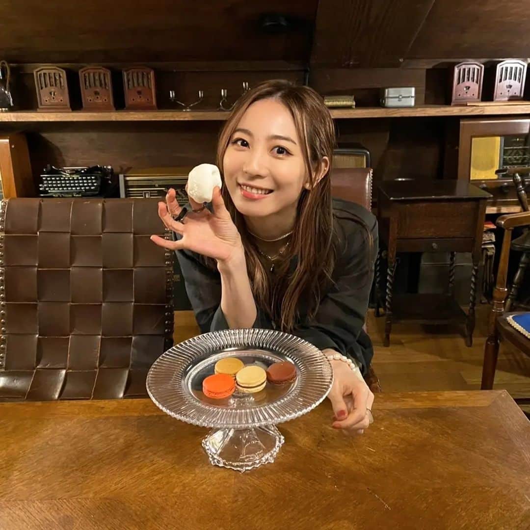 安済知佳のインスタグラム：「【喫茶リコリコマガジン】　　  先日のリコリコアフターパーリィ！にて販売されたリコリコマガジン、楽しんでいただけましたか？  事後通販の方はまだ読めてないと思うのですが…🙏  千束さんが編集長ってのがめちゃめちゃ最高だった😆🫶 一問一答、みんな全然違っててそこも面白くて🤣 またリコラジとかで語り合いたいな〜 感想お待ちしてます！  📷 個別撮影だったので、わたしだけのオフショです🙋  いちご大福美味しすぎた…😍 あ、マカロンは先に撮影した詩音ちゃんからのおすそ分け😋  あれ、思いの外オフショ撮ってなかった🤔 明日発売のヒロインアーカイブは詩音ちゃんといっぱいオフショ撮ったので、発売後に載せますね〜🙋  ヒロインアーカイブ、めちゃめちゃ濃い内容の資料集ですのでぜひ入手してください…！！  #リコリコ #リコリコアフターパーリィ #安済知佳  Hairmake @smode_shinobu」