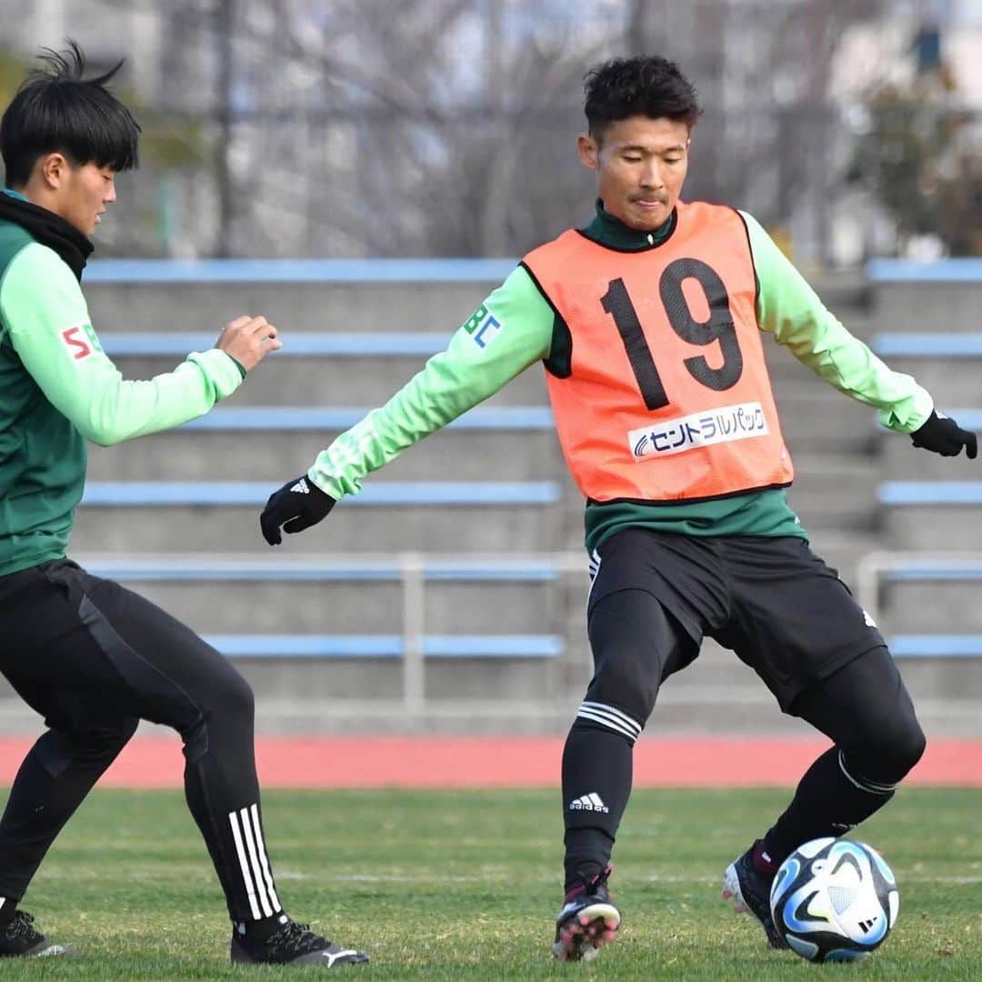 喜山康平さんのインスタグラム写真 - (喜山康平Instagram)「J3の開幕まで約2週間⚽️  日々成長することとサッカーが出来ることの喜びを感じながら開幕に向けて準備していきます✊🏼🌋  目の前の試合に勝つ、そして優勝する集団となれるように、もっともっと謙虚に全員でチカラを合わせて取り組んでいきます🔥  皆さんも開幕への準備をよろしくお願いします💚☝🏼  #松本山雅 #鹿児島 #k1yamakohe1  #preseason  #champione  #adidas  #onesou1  #1200円」2月20日 18時40分 - koheikiyama_