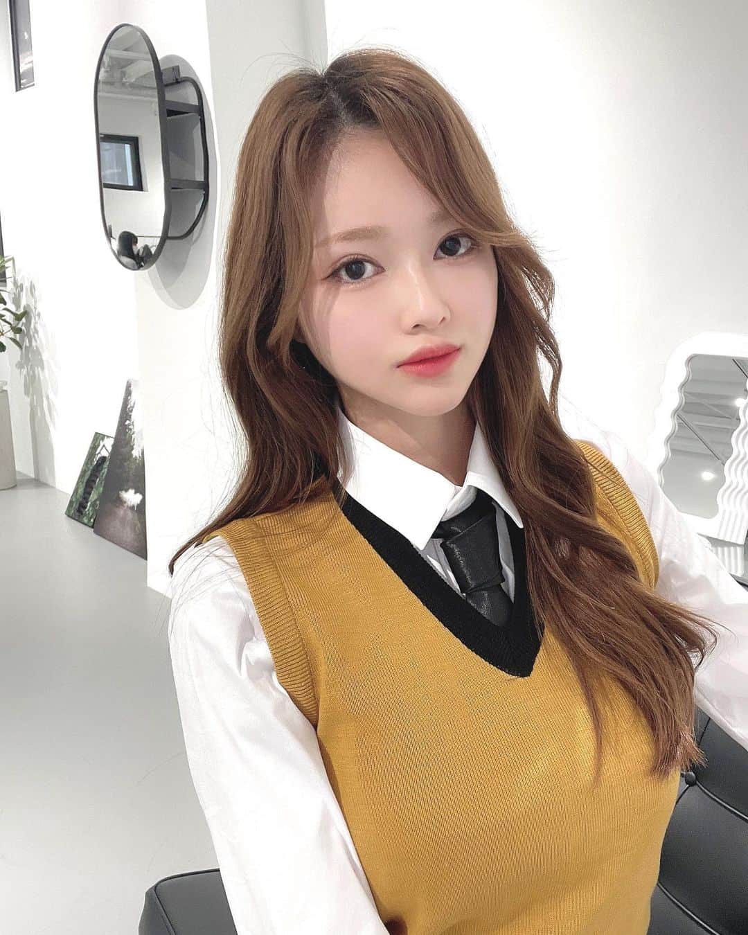 知本真以子のインスタグラム：「02/19 大須にopenした @cheese.film_  . 韓国風のスタジオでお洋服もレンタルして写真撮れるよ☺ . 手軽に韓国気分味わいたい人は遊びに行ってみてね🤎 . @lica829 ありがとうございました🥰」