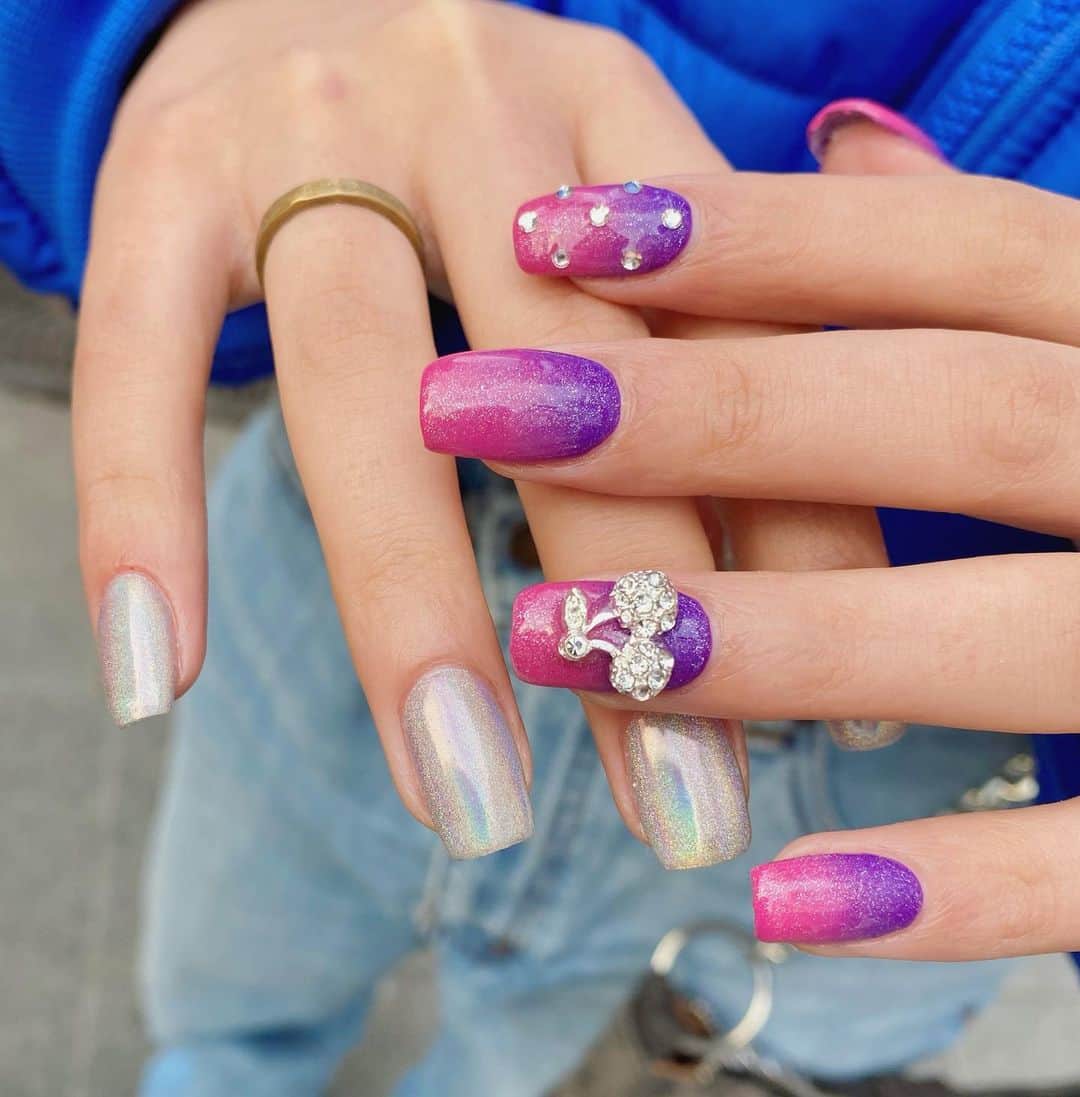 のインスタグラム：「お客様ネイル🦄🍒  ピンクとパープルのグラデーション×ユニコーン🫶  Barbieカラーがとてもお似合いのお客様🍭💜  いつもありがとうございます✨  持ち込みデザイン120分コースで承ります🪄  @venusbelt_official  ご予約はこちら↑のプロフィールから承っております🛼 ケアのみ、フットもお待ちしてます🐾  #venusbelt_official  #ビーナスベルト　#グラデーションネイル　#さくらんぼネイル　#海外ネイル　#Barbieネイル　#カジュアルネイル　#個性派ネイル　#トレンドネイル　#マグネットネイル #フラッシュネイル　#newnail #newネイル　　#渋谷ネイル　#アイブロウ　#マツエク　#まつ毛パーマ　#eyelash  #ロイッシュカラー  #カラーエクステ #ブラウンマツエク #パリジェンヌラッシュリフト #まつげパーマ #eyebrows #アイブロウwax #nails  #ネイルデザイン #トレンドネイル #shibuya #サブスク」