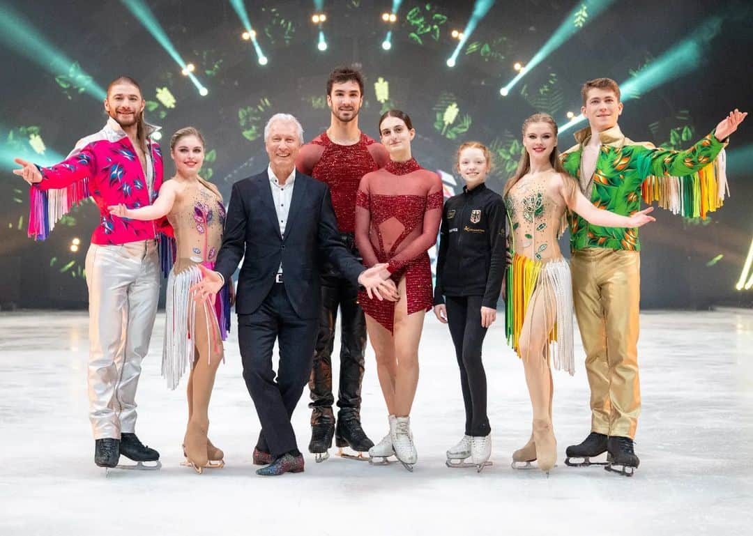 アレクセイ・ロゴノフのインスタグラム：「100 shows behind! Keep going⛸  @holidayoniceshows   Photo by @vip_fotodienst   #holidayonice #holidayoniceshow #figureskating #gabrielapapadakis  #iceshow #showtime #fantasyonice #disneyonice #somethingonice  #inSkate」