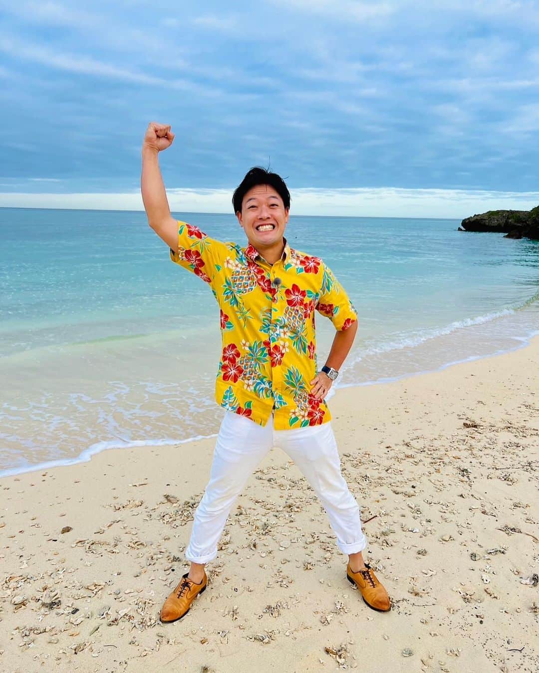 立田恭三のインスタグラム：「【すまたん沖縄キャンプツアー】  先週の土日にすまたんキャンプツアーとして沖縄阪神キャンプにお邪魔しました✨🌺  初めて「かりゆし」に袖を通し、 完全に浮かれています...！笑  夜には鳥谷さんのトークショーに参加！ どれだけの引き出しを持ってるんだろう...おもしろい話ばっかりでした。  そのトークショーの模様は、一部ではありますが、明日（火曜日）のすまたんスポーツコーナーで放送予定です！  #すまたん  #阪神タイガース  #阪神沖縄キャンプ  #鳥谷敬 さん #すまたんの野球解説者 #岡田監督  #阪急交通社  #すまたん阪神タイガース沖縄キャンプツアー」