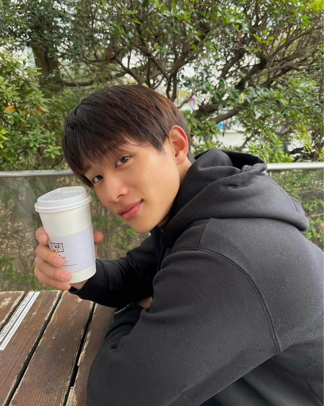 中道理央也のインスタグラム：「この時期のホットカフェラテ最強過ぎて毎日飲んでる☕️  何枚目が好きな写真か教えて下さい☺️ which photo do you like??  #coffee #cafe #カフェラテ」