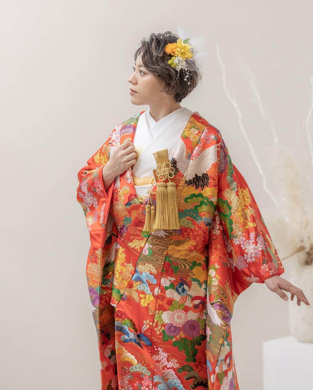 THE KIMONO SHOPのインスタグラム：「． 観世流水鶴 ． 赤地に色彩鮮やかな刺繍を施した1着 ． 鶴はもちろん、おしどりや春の花々が刺繍されています。 ． このお着物を着て緑豊かな場所でのロケ撮影などいかがでしょうか？  ┈┈┈┈┈┈┈ ❁ ❁ ❁ ┈┈┈┈┈┈┈┈  𓇬𓏸𓂂月campaign𓂂𓏸𓇬 . . 月末までにご使用の方に ご新規様%off𓂃𓍯 . . 月来店予約は プロフィールのHPより ご予約承ります𓂂𓏸𓍼 @thekimonoshop_official  . . ※東京店は移転しております . *※東京店※* 〒105-0022 東京都港区海岸1-16-1 ニューピア竹芝サウスタワー12階 ☏03-6402-7271 ・ *※大阪店※* 〒530-0041 大阪市北区天神橋4-7-16 大阪国際学院扇町ビル8階 ☏06-6355-5308 . ※ 火曜日定休（祝日営業） . *※福岡店※* 〒812-0027 福岡県福岡市博多区下川端町3-1 博多リバレインモールB2F ☏092-409-4221 . . #thekimonoshop  #THEKIMONOSHOP #着物 #kimono  #キモノ #白無垢 #色打掛 #和装 #和装結婚式 #和装小物  #和装前撮り #和婚 #前撮り #撮影 #着物レンタル #着物コーディネート  #和装コーディネート  #結婚式 #披露宴 #プレ花嫁  #プレ花嫁準備  #プレ花嫁さんと繋がりたい  #日本中のプレ花嫁さんと繋がりたい #カップルフォト #夫婦写真 #marry花嫁」