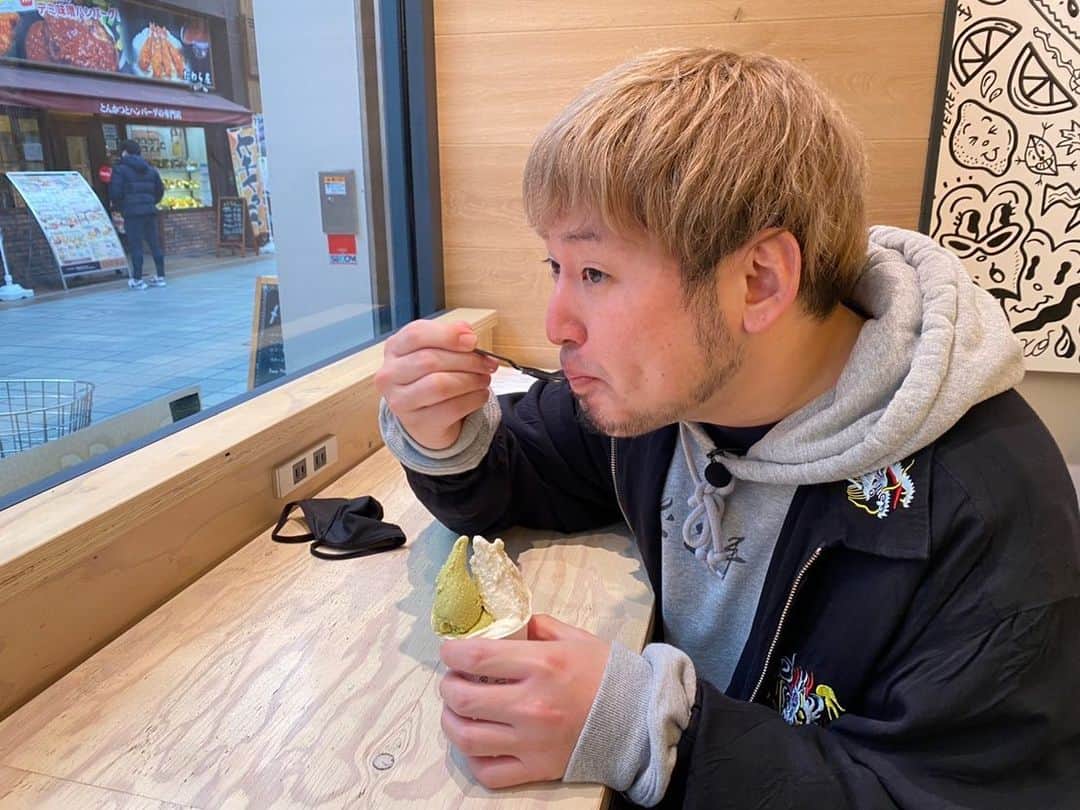 モリスさんのインスタグラム写真 - (モリスInstagram)「FM香川にて「あなぶき興産presents四星球・モリスの商店街ロック探訪」明日開始！ 毎週火曜日17:30頃〜の放送です！ 高松商店街でロックを探す街ぶらラジオ、ぜひ聴いてサヌキロックまで気分を高めよう！ とりあえず出会った商店街の人達はもれなく全員濃かった！ #FM香川 #あなぶき興産 #sanukirockcolosseum  #サヌキロック #サヌキロックコロシアム #joyuclub  #香川 #高松 #商店街 #常磐町 #南新町 #田町 #3町ドーム  #ロック #商店街ロック探訪 #商店街でロックを探訪 #無理難題 #しかもラジオなのに街ブラ #商店街の人全員濃い #アルファステイツ南新町タワーレジデンス  #住みたい #絶対住みたい #よろしくお願いします」2月20日 19時11分 - surimooo