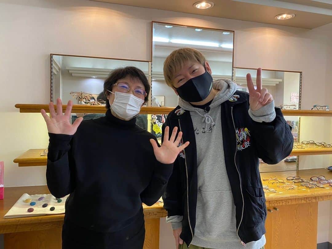 モリスさんのインスタグラム写真 - (モリスInstagram)「FM香川にて「あなぶき興産presents四星球・モリスの商店街ロック探訪」明日開始！ 毎週火曜日17:30頃〜の放送です！ 高松商店街でロックを探す街ぶらラジオ、ぜひ聴いてサヌキロックまで気分を高めよう！ とりあえず出会った商店街の人達はもれなく全員濃かった！ #FM香川 #あなぶき興産 #sanukirockcolosseum  #サヌキロック #サヌキロックコロシアム #joyuclub  #香川 #高松 #商店街 #常磐町 #南新町 #田町 #3町ドーム  #ロック #商店街ロック探訪 #商店街でロックを探訪 #無理難題 #しかもラジオなのに街ブラ #商店街の人全員濃い #アルファステイツ南新町タワーレジデンス  #住みたい #絶対住みたい #よろしくお願いします」2月20日 19時11分 - surimooo
