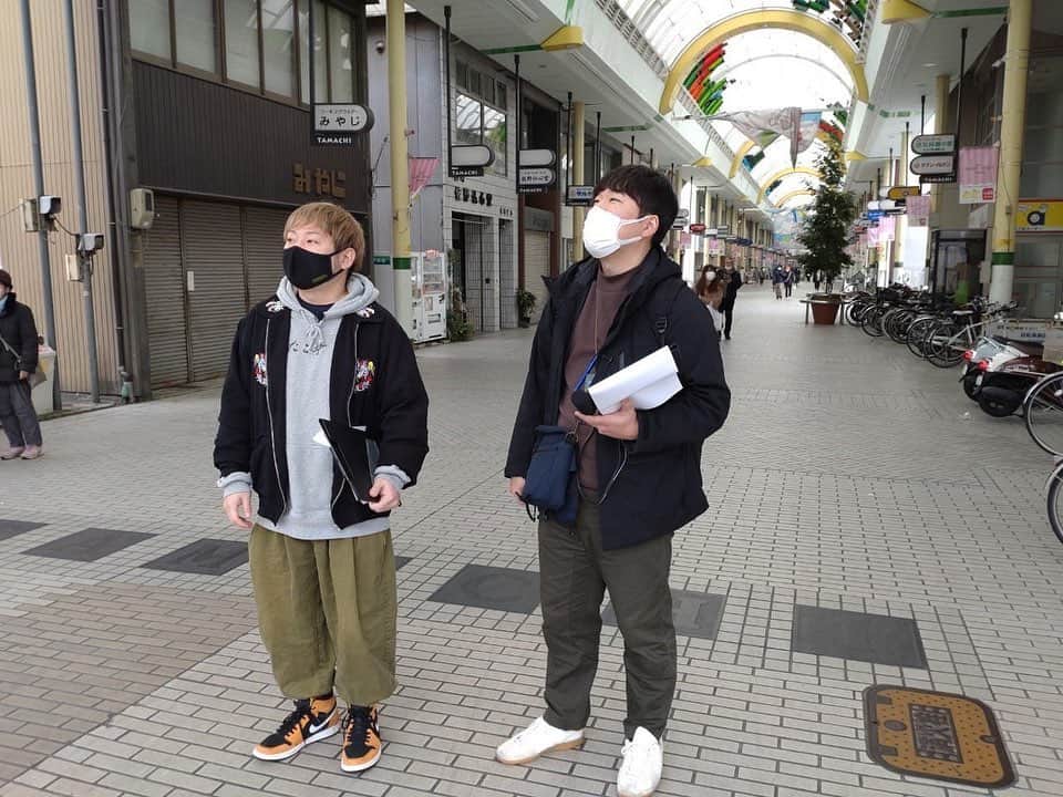 モリスさんのインスタグラム写真 - (モリスInstagram)「FM香川にて「あなぶき興産presents四星球・モリスの商店街ロック探訪」明日開始！ 毎週火曜日17:30頃〜の放送です！ 高松商店街でロックを探す街ぶらラジオ、ぜひ聴いてサヌキロックまで気分を高めよう！ とりあえず出会った商店街の人達はもれなく全員濃かった！ #FM香川 #あなぶき興産 #sanukirockcolosseum  #サヌキロック #サヌキロックコロシアム #joyuclub  #香川 #高松 #商店街 #常磐町 #南新町 #田町 #3町ドーム  #ロック #商店街ロック探訪 #商店街でロックを探訪 #無理難題 #しかもラジオなのに街ブラ #商店街の人全員濃い #アルファステイツ南新町タワーレジデンス  #住みたい #絶対住みたい #よろしくお願いします」2月20日 19時11分 - surimooo