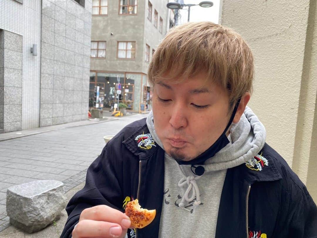 モリスさんのインスタグラム写真 - (モリスInstagram)「FM香川にて「あなぶき興産presents四星球・モリスの商店街ロック探訪」明日開始！ 毎週火曜日17:30頃〜の放送です！ 高松商店街でロックを探す街ぶらラジオ、ぜひ聴いてサヌキロックまで気分を高めよう！ とりあえず出会った商店街の人達はもれなく全員濃かった！ #FM香川 #あなぶき興産 #sanukirockcolosseum  #サヌキロック #サヌキロックコロシアム #joyuclub  #香川 #高松 #商店街 #常磐町 #南新町 #田町 #3町ドーム  #ロック #商店街ロック探訪 #商店街でロックを探訪 #無理難題 #しかもラジオなのに街ブラ #商店街の人全員濃い #アルファステイツ南新町タワーレジデンス  #住みたい #絶対住みたい #よろしくお願いします」2月20日 19時11分 - surimooo