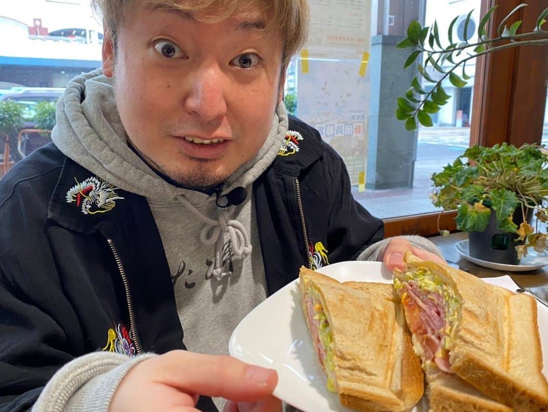 モリスさんのインスタグラム写真 - (モリスInstagram)「FM香川にて「あなぶき興産presents四星球・モリスの商店街ロック探訪」明日開始！ 毎週火曜日17:30頃〜の放送です！ 高松商店街でロックを探す街ぶらラジオ、ぜひ聴いてサヌキロックまで気分を高めよう！ とりあえず出会った商店街の人達はもれなく全員濃かった！ #FM香川 #あなぶき興産 #sanukirockcolosseum  #サヌキロック #サヌキロックコロシアム #joyuclub  #香川 #高松 #商店街 #常磐町 #南新町 #田町 #3町ドーム  #ロック #商店街ロック探訪 #商店街でロックを探訪 #無理難題 #しかもラジオなのに街ブラ #商店街の人全員濃い #アルファステイツ南新町タワーレジデンス  #住みたい #絶対住みたい #よろしくお願いします」2月20日 19時11分 - surimooo