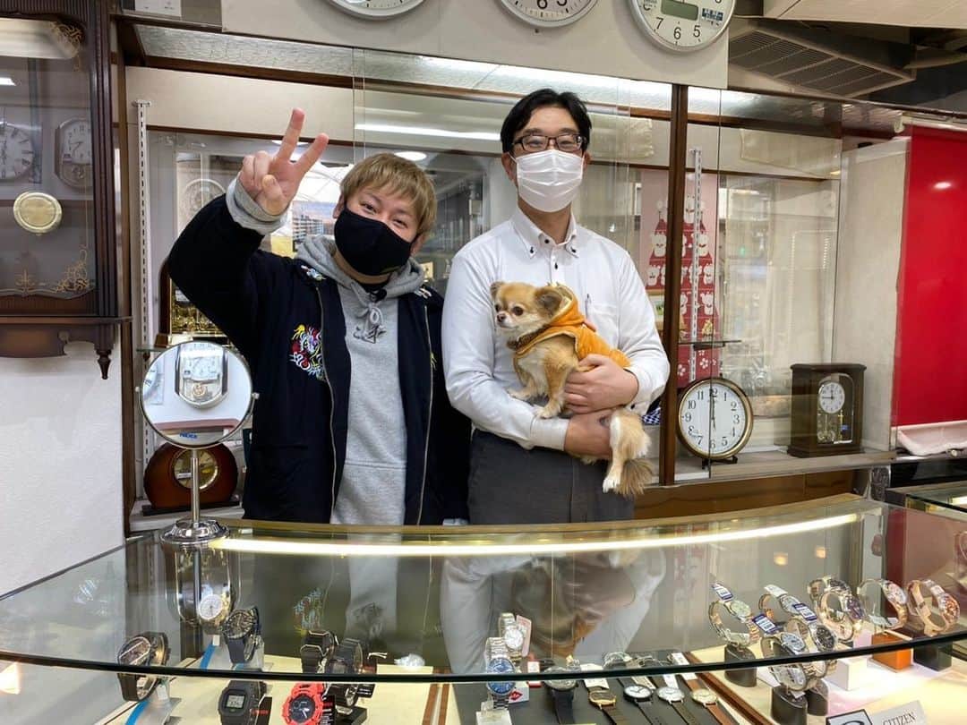 モリスさんのインスタグラム写真 - (モリスInstagram)「FM香川にて「あなぶき興産presents四星球・モリスの商店街ロック探訪」明日開始！ 毎週火曜日17:30頃〜の放送です！ 高松商店街でロックを探す街ぶらラジオ、ぜひ聴いてサヌキロックまで気分を高めよう！ とりあえず出会った商店街の人達はもれなく全員濃かった！ #FM香川 #あなぶき興産 #sanukirockcolosseum  #サヌキロック #サヌキロックコロシアム #joyuclub  #香川 #高松 #商店街 #常磐町 #南新町 #田町 #3町ドーム  #ロック #商店街ロック探訪 #商店街でロックを探訪 #無理難題 #しかもラジオなのに街ブラ #商店街の人全員濃い #アルファステイツ南新町タワーレジデンス  #住みたい #絶対住みたい #よろしくお願いします」2月20日 19時11分 - surimooo