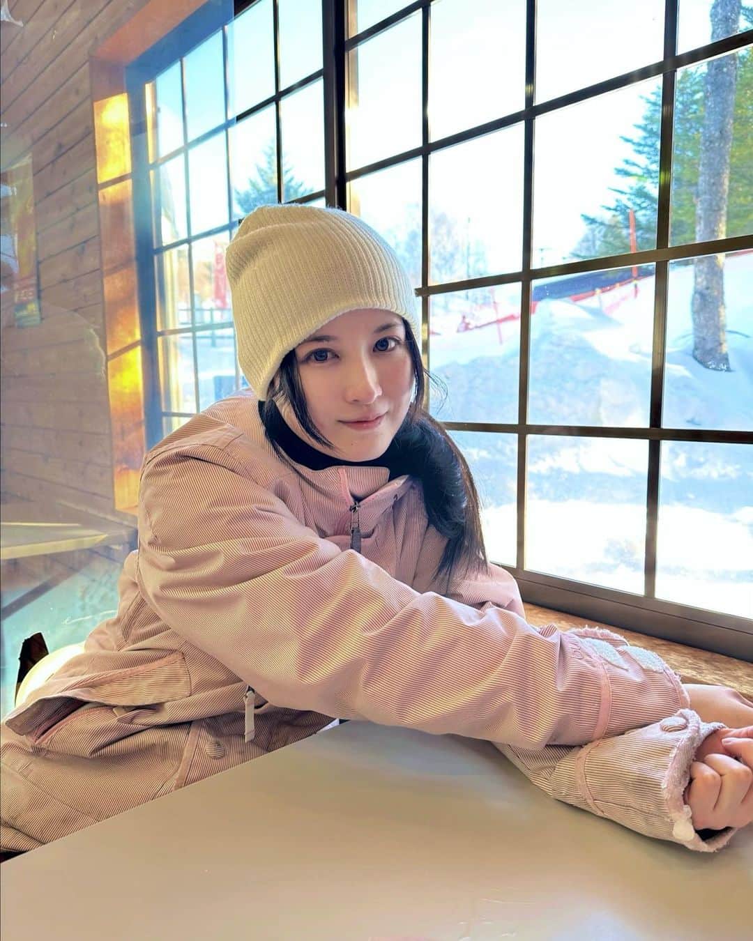 八田エミリさんのインスタグラム写真 - (八田エミリInstagram)「10回以上コケた結果、雪はふかふかと言うのは嘘だということが分かりました。 いつもの筋トレより5倍筋肉痛凄くて、良いかもと思いました。　 #人生初スノボー」2月20日 19時11分 - hattaemily
