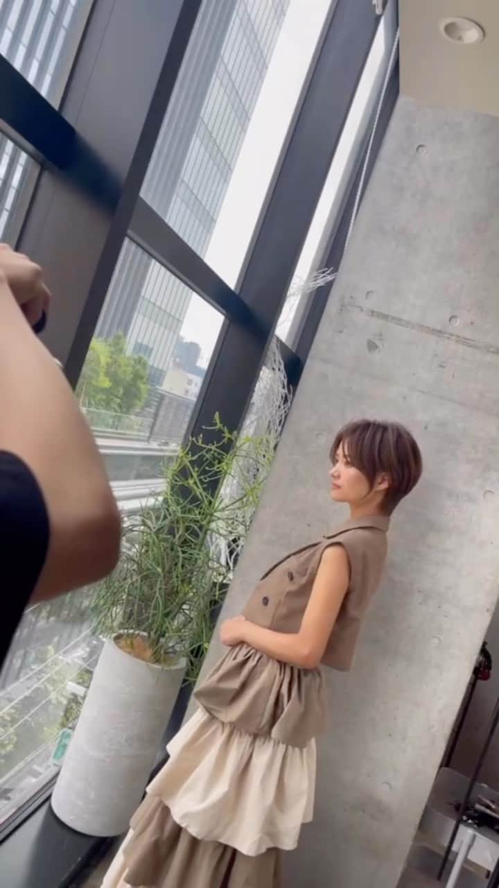 のインスタグラム：「#ショートヘア #大人カジュアル #大人カジュアルコーデ #ベージュコーデ #ベージュカラー #大人ショート #アラサーコーデ #30代ヘアスタイル #40代ヘアスタイル #30代ファッション #30代コーデ #ミルクティーベージュ #大人かわいい #ロングスカート #ハンサムショート #トレンチ」