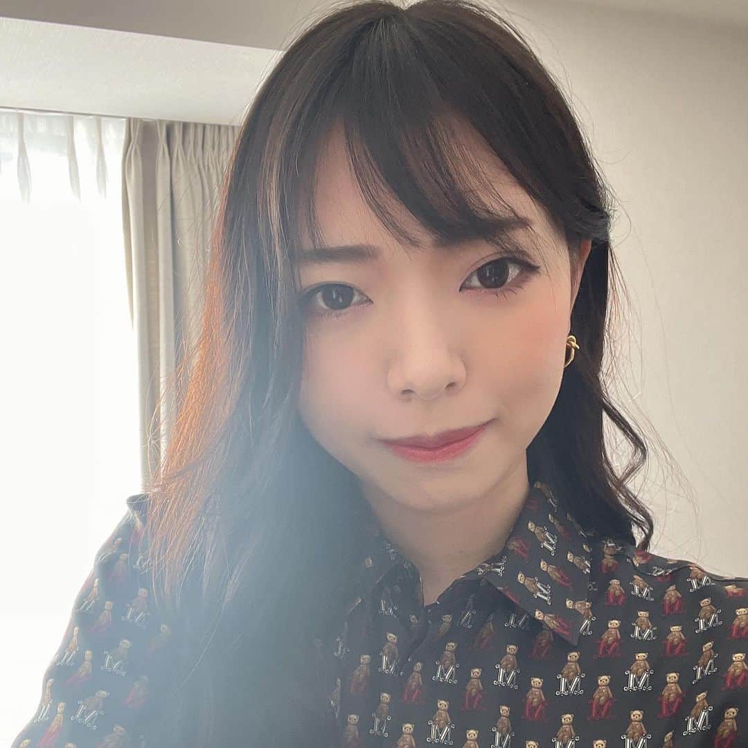 のインスタグラム：「beauty salon day 前髪飽きたので切りました。定期的にハイフをぶち込むことで“運命”に抗っています🎶コスパ良くておすすめのサロン！  #美容 #美容デー #ハイフ #hifu #ヘアカット #ミディアムヘア #黒髪ミディアム #ヘアアレンジ #ミディアムヘアアレンジ #前髪カット #ミニマムスキンクリニック #olの休日 #会社員の休日 #マックスマーラ」