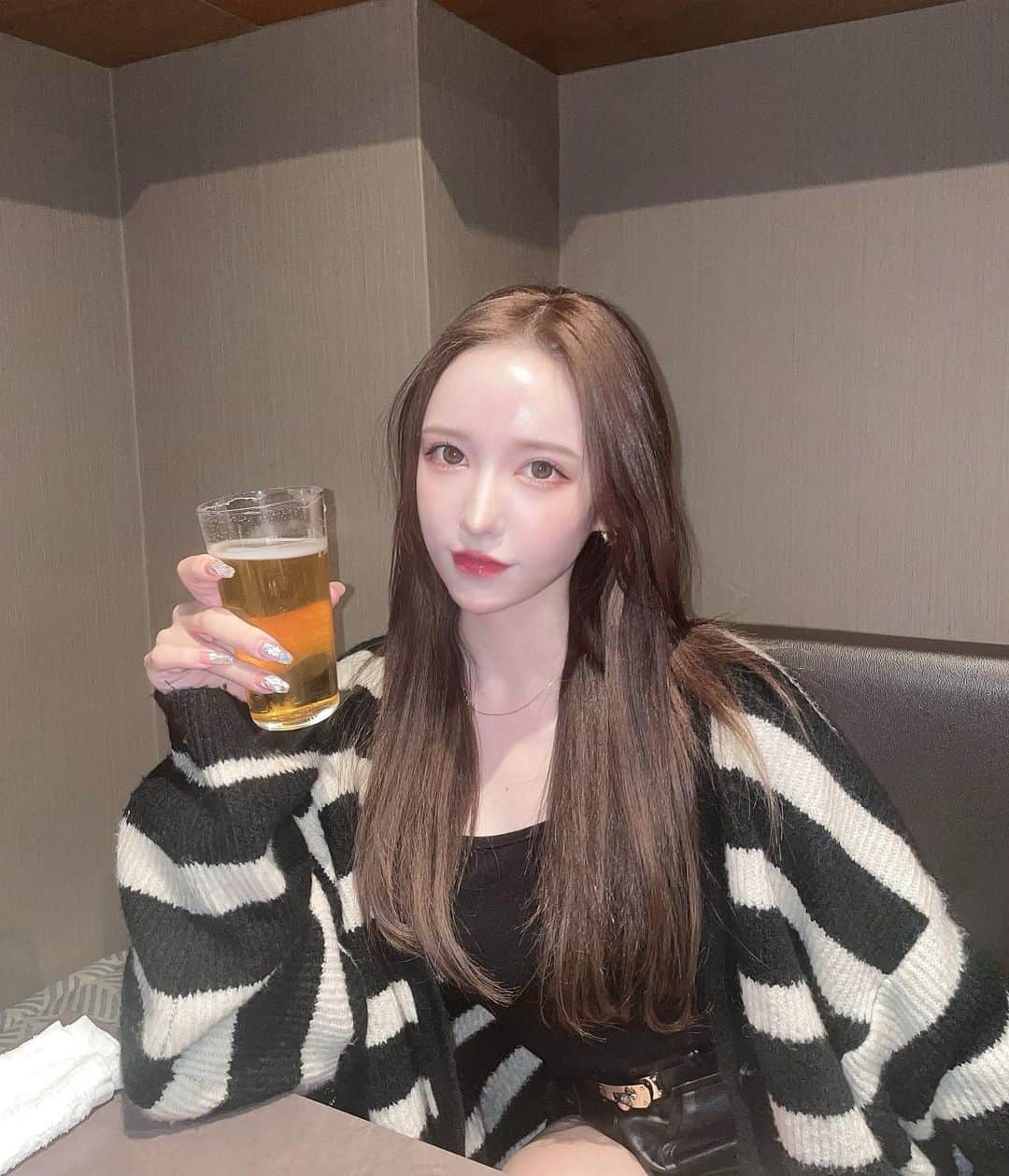 ANNAのインスタグラム：「ユッチャン。の冷麺とカンジャンセウ好き🦐♡ ビールで尚完璧です🙆🏻‍♂️  急いで家出たからストレートなんだけどたまにはありかな🤔？落ち着かなかった👶🏻  ⁡ ⁡ ⁡ ⁡ ⁡ ⁡ ⁡ ⁡ ⁡  #ootd#selfie#daily#dailylook#오오티디#데일리룩#코디#좋아요#좋아요반사#패션스타그램#셀스타그램#셀카#韓国ファッション#韓国メイク#冷麺ユッチャン#カンジャンセウ#焼肉」