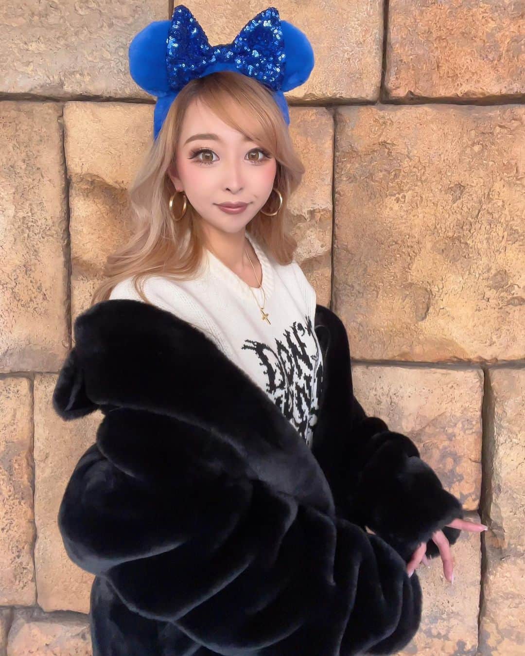 まあーか（まかたん）のインスタグラム：「. 🐭⛴💙 久々のseaたのしかた🥹♡ 怒涛の睡眠時間4時間3日目 しっかり半目と白目shot📸多くて4ぬ😇 待ち時間も楽しまないと(´･ω･`) で、始まった#残像選手権 . #tokyodisneysea #disneysea #disney#東京ディズニーシー #ディズニーシー#ディズニー#ディズニーコーデ#ディズニーカチューシャ #冬ディズニー#防寒コーデ #乗り物好き #パレードより乗り物派 #餃子ドッグよりうきわまん派 #ターキーレッグ断念#久々のインパ#彼氏とじゃないよ #待ち時間も楽しすぎた #カチューシャつけてくれる彼氏がいい」