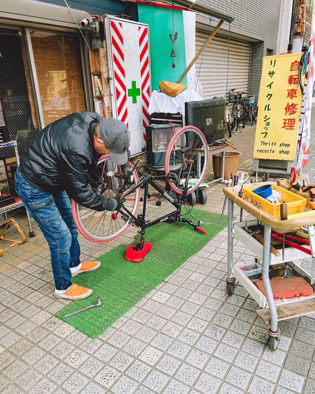 薮田和樹のインスタグラム：「. ついにこの時が・・・😨🚨 片道5キロ、30分程の場所まで 行きは軽快に走ってくれていたのに 帰り道、残り1キロ地点で謎の爆発音。 驚いたと同時にすぐに察しました。 不幸中の幸いなのか・・・ この自転車の優しさだったのか リサイクルショップのすぐ近くで パンクしてくれたので その足で駆け込み緊急手術🏥 30分と聞かされていた手術も 20分弱で無事に終わり 新たな後ろ脚を手に入れました🦶🏻 自分と同じ９年目を迎えたこの自転車に 思い入れがあるので直してもらえて 嬉しいと共にホッとした気持ちです！ 色は変わってしまいましたが これもまた味ということで！ 自分が不在の時は床が乗ってくれていたし、 まだまだたくさんの思い出を一緒に作っていけるように 僕も頑張ります✊🏻」