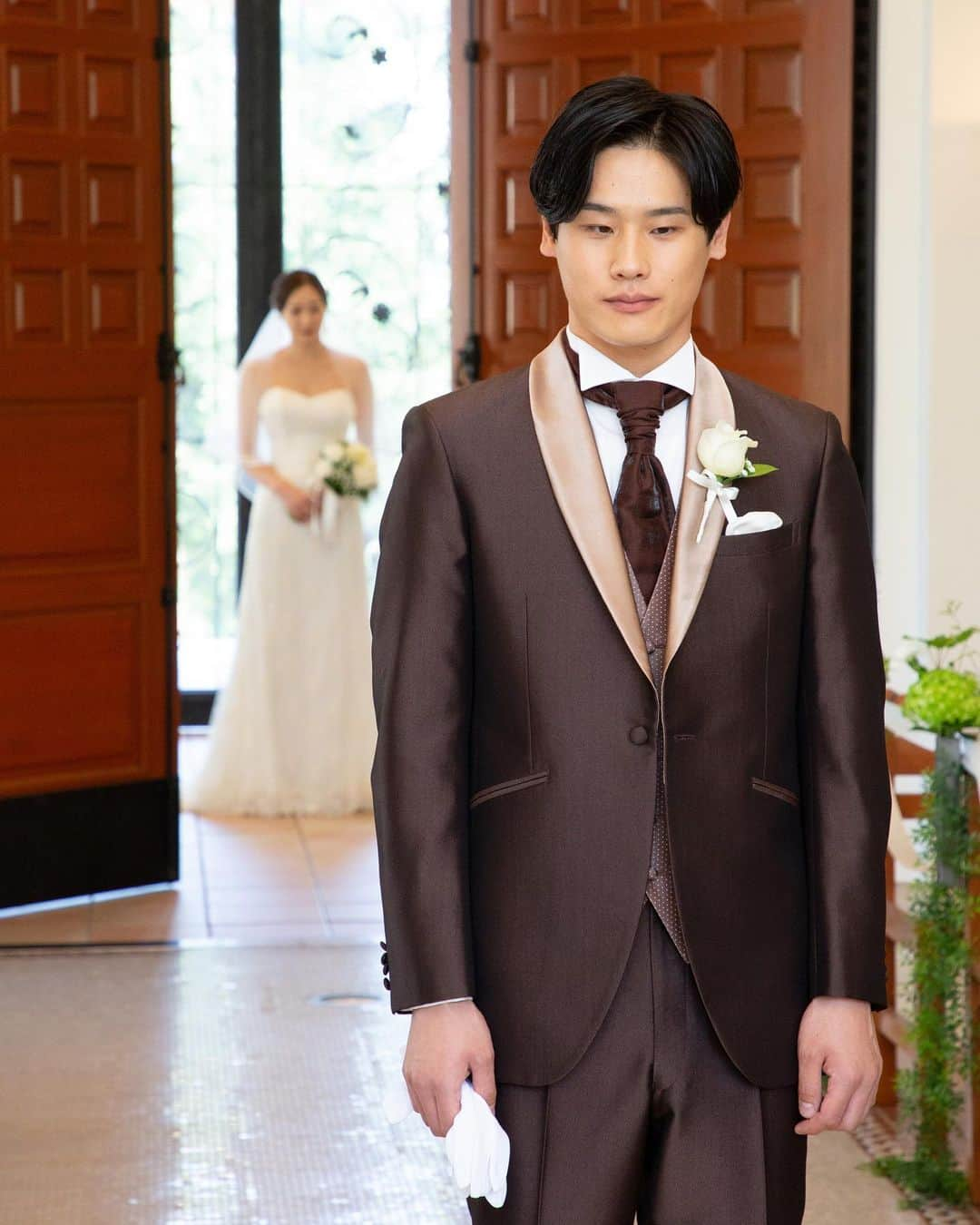 富山結婚式 ヴィラグランディス富山のインスタグラム：「. #ファーストミート  ， 大きな扉から新婦様登場 生涯を誓ったパートナーの初めて見るドレス姿 すっごく素敵で感動的な瞬間🤍✨✨  ， ， ， ， ， ， ， ， ， ， ， *･゜ﾟ･*:.｡..｡.:*･'･*:.｡. .｡.:*･゜ﾟ･* *･゜ﾟ･*:.｡..｡.:*･'･*:.｡. .｡.:*･゜ﾟ･* ご結婚式をお考えの方はぜひブライダルフェアへのご参加もお待ちしております♬ *･゜ﾟ･*:.｡..｡.:*･'･*:.｡. .｡.:*･゜ﾟ･* *･゜ﾟ･*:.｡..｡.:*･'･*:.｡. .｡.:*･゜ﾟ･* ， ， ， ， ， ， ， ， ， ， ， ， ， ， ， ， #ヴィラグランディス富山 他の写真も気になる方はプロフィールから 公式HPもご覧ください▶︎▶︎▶︎」