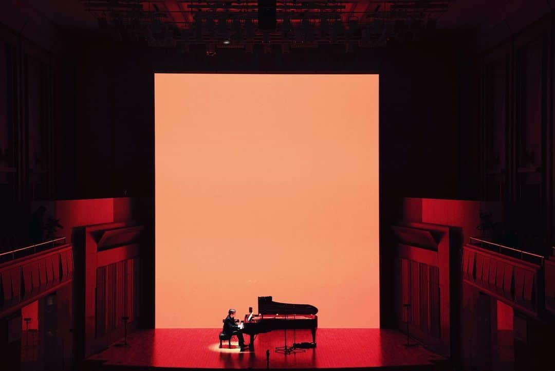 渋谷慶一郎さんのインスタグラム写真 - (渋谷慶一郎Instagram)「Keiichiro Shibuya’s piano solo concert for ATAK 20 years anniversary   - Playing Piano in the Raw -  Piano @keiichiroshibuy  Video @justineemard   Photo @kenshu_shintsubo  Hair&Makeup @yoboon   Dec 5, 2022 At Hamarikyu Asahi hall, Tokyo」2月20日 19時33分 - keiichiroshibuy