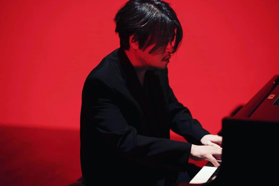 渋谷慶一郎のインスタグラム：「Keiichiro Shibuya’s piano solo concert for ATAK 20 years anniversary   - Playing Piano in the Raw -  Piano @keiichiroshibuy  Video @justineemard   Photo @kenshu_shintsubo  Hair&Makeup @yoboon   Dec 5, 2022 At Hamarikyu Asahi hall, Tokyo」