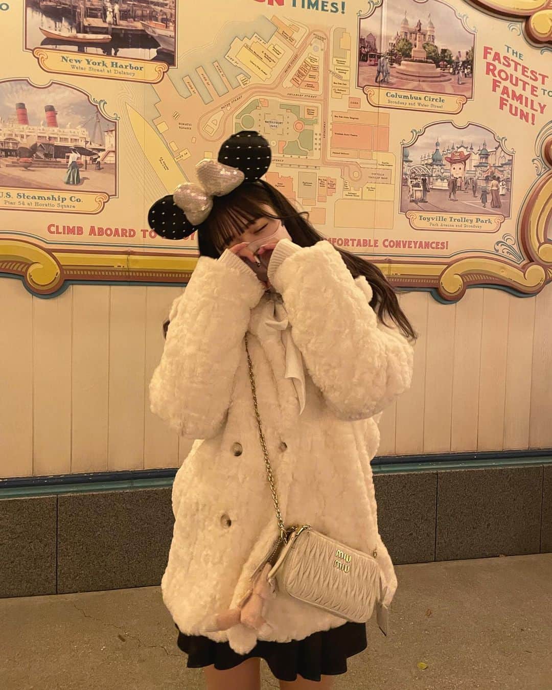 津代美月さんのインスタグラム写真 - (津代美月Instagram)「. らぶ？ だれが？  🖤@mieyamieya_official   #ディズニーシー #DisneySea #ディズニーコーデ」2月20日 19時38分 - __tsushiromizuki