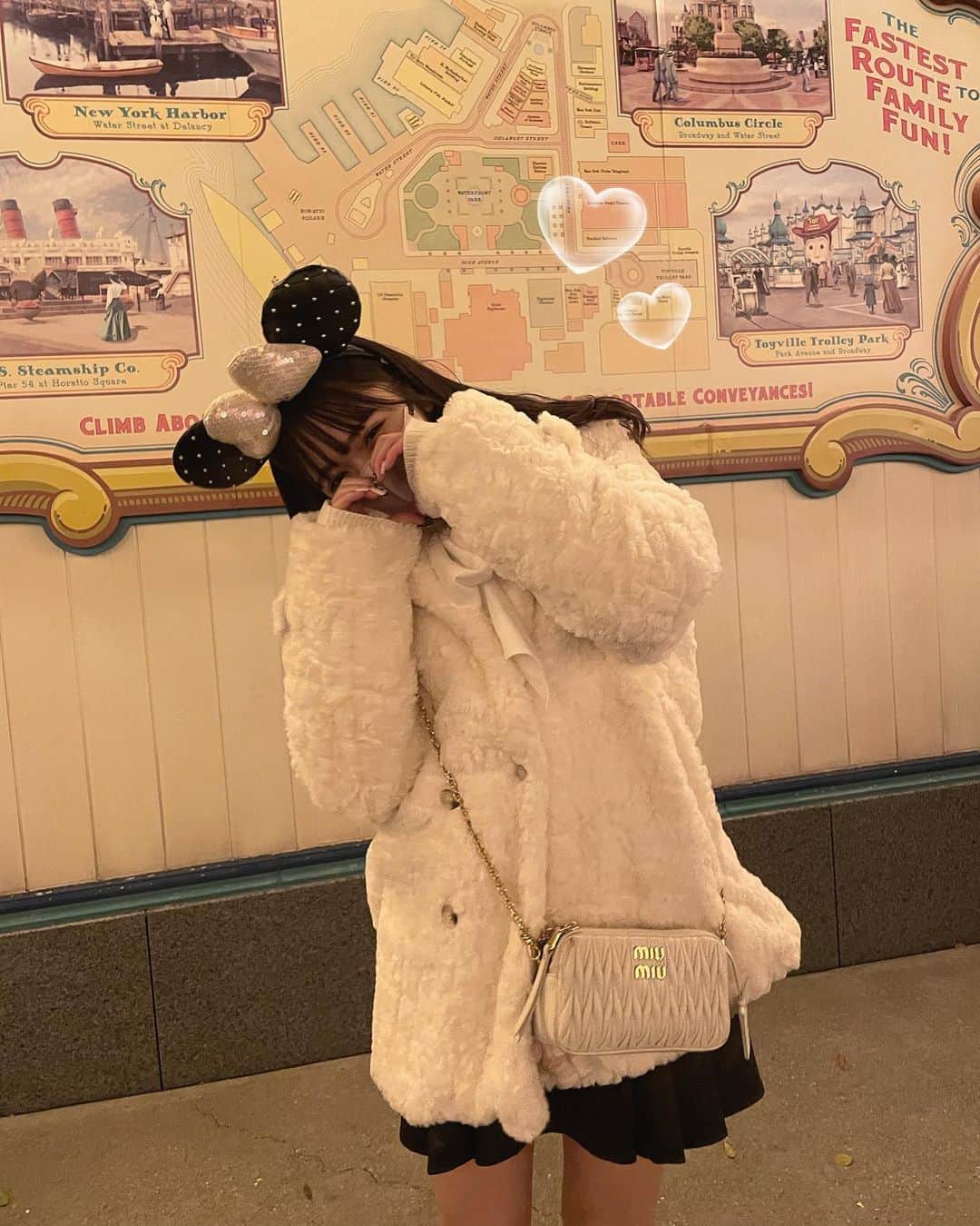 津代美月のインスタグラム：「. らぶ？ だれが？  🖤@mieyamieya_official   #ディズニーシー #DisneySea #ディズニーコーデ」