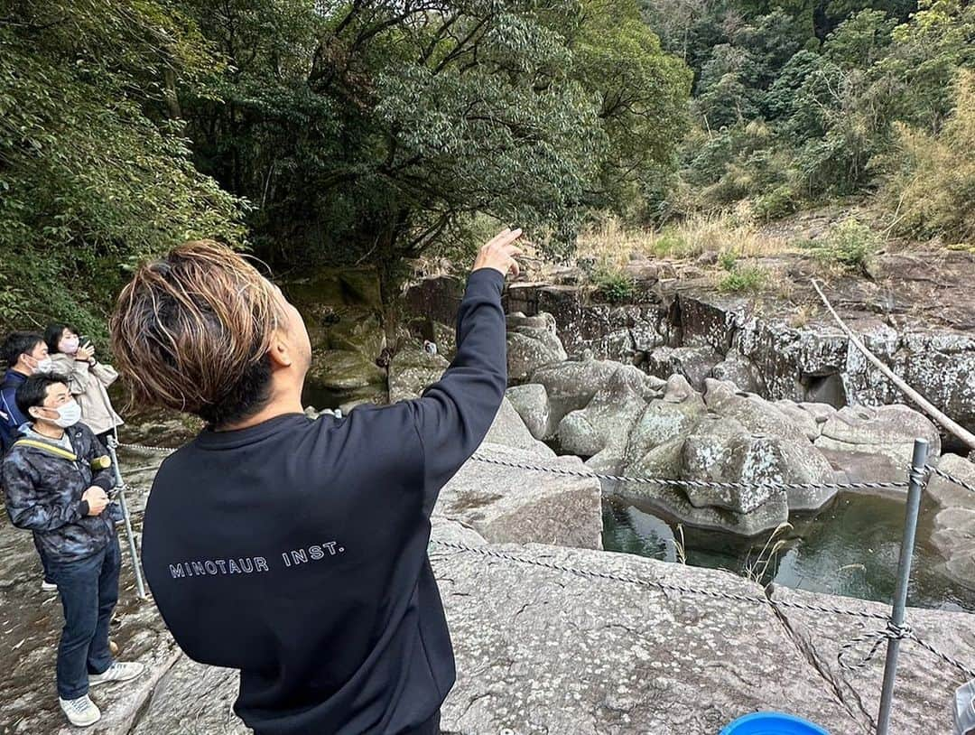 USAのインスタグラム：「〜 運玉投げ 〜  ２月19日、里山ツーリズムの一貫として鹿屋市高隈地区の地元の方々と谷田の滝に行ってきました！ ここには何万年以上の時をかけて水流による浸食のためにできた甌穴（鍋状のくぼみ）があります。そのくぼみに入った小石が濁流で回転することでさらに削られるそうです。 見事な甌穴（鍋状のくぼみ）群が観ることができます。  滝の近くでは、地元の中津神社で無病息災・五穀豊穣等を願って御払いされた白い石を小さなくぼみに目掛けて投げ入れる「運玉投げ」を行いました☆  パワースポット的な雰囲気を感じながら、見事入れることができました。 ぜひ、皆さんもチャレンジしてみてください♪  #鹿児島県鹿屋市 #鹿屋市 #谷田の滝 #運玉投げ」