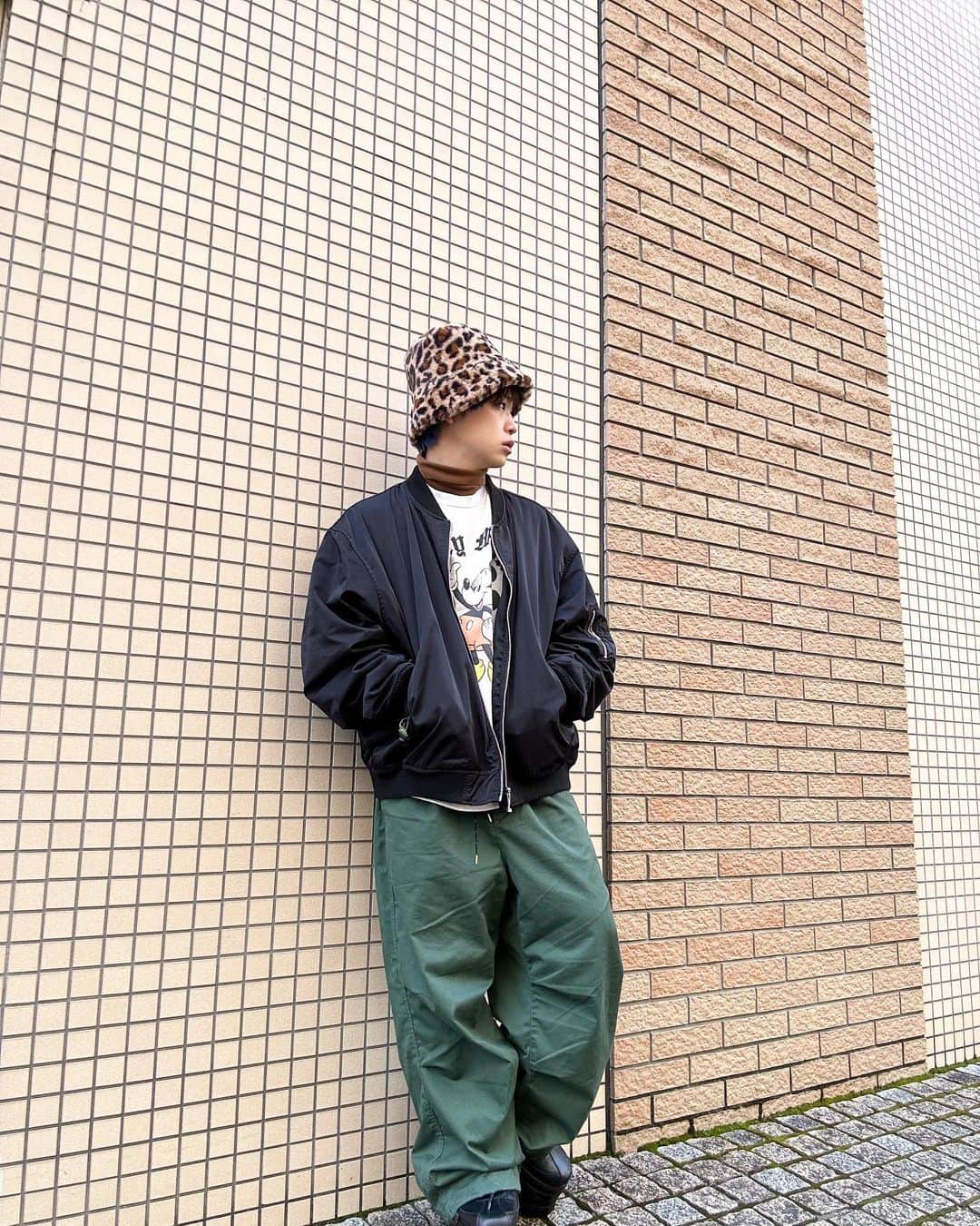 河崎良侑のインスタグラム：「最近カーゴパンツすき。  #お気に入りアイテム  #もこもこバケハ  #カーゴパンツ  #ma1  #code  #ootd」